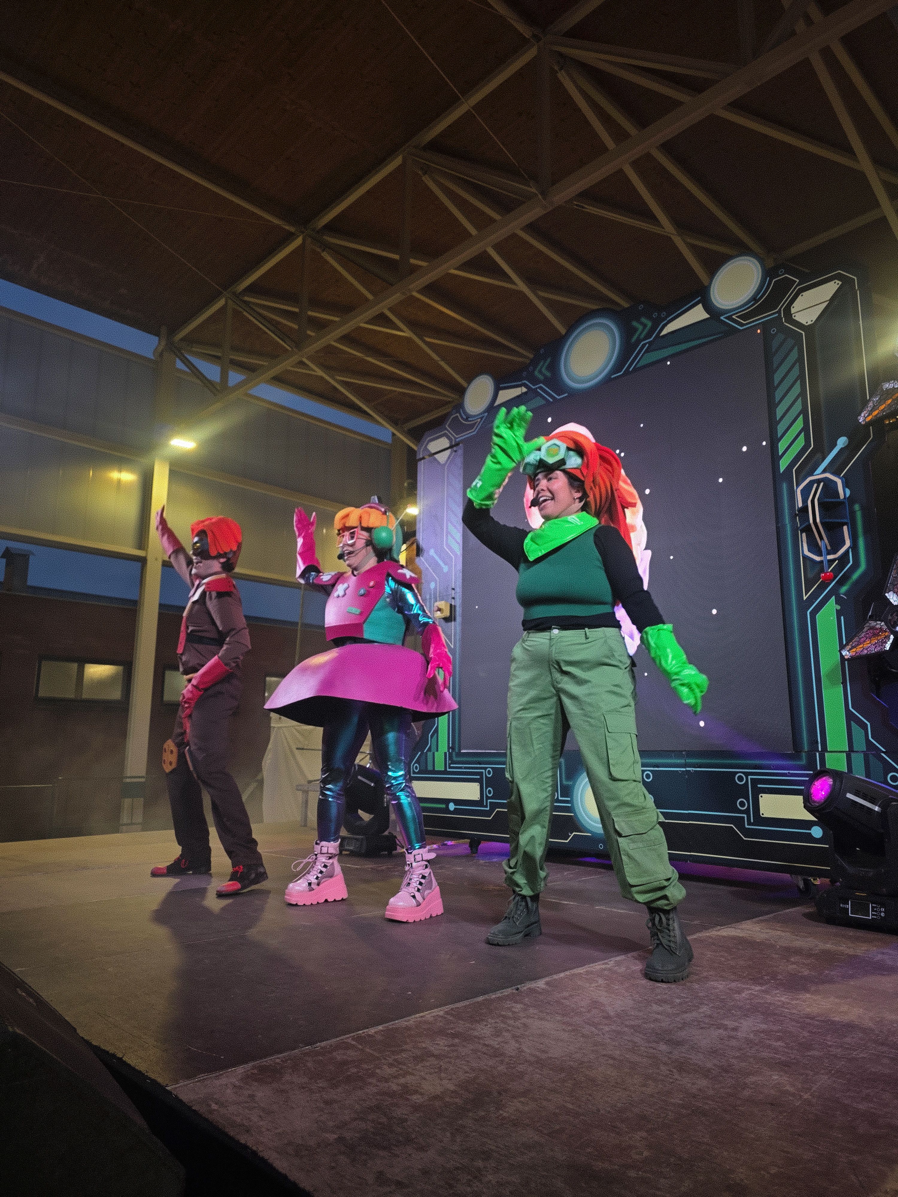 Els Superherois amenitzen la rebuda del Rei Carnestoltes a Can Xarau. FOTO Marc Mata  (21)