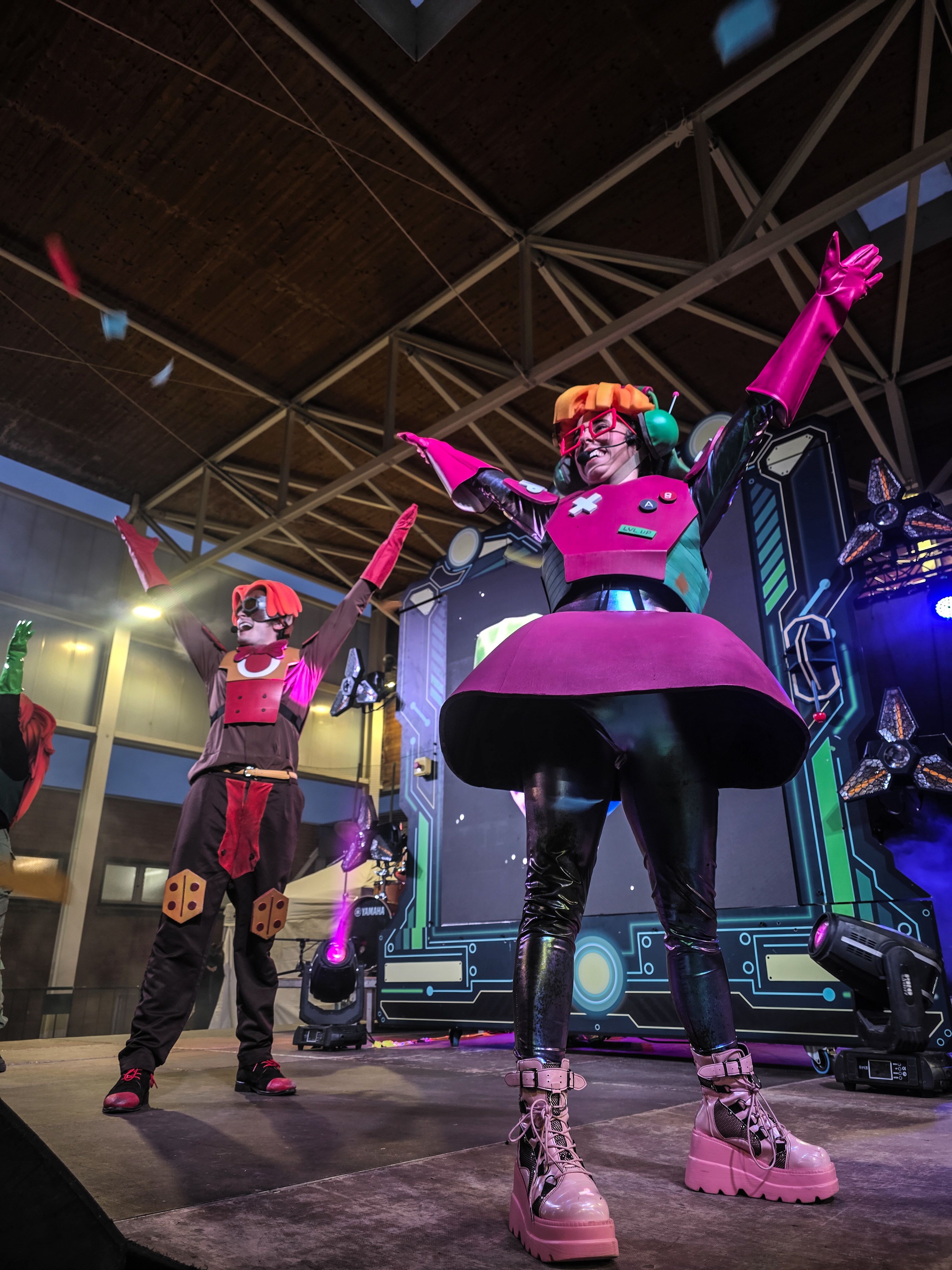 Els Superherois amenitzen la rebuda del Rei Carnestoltes a Can Xarau. FOTO Marc Mata  (22)