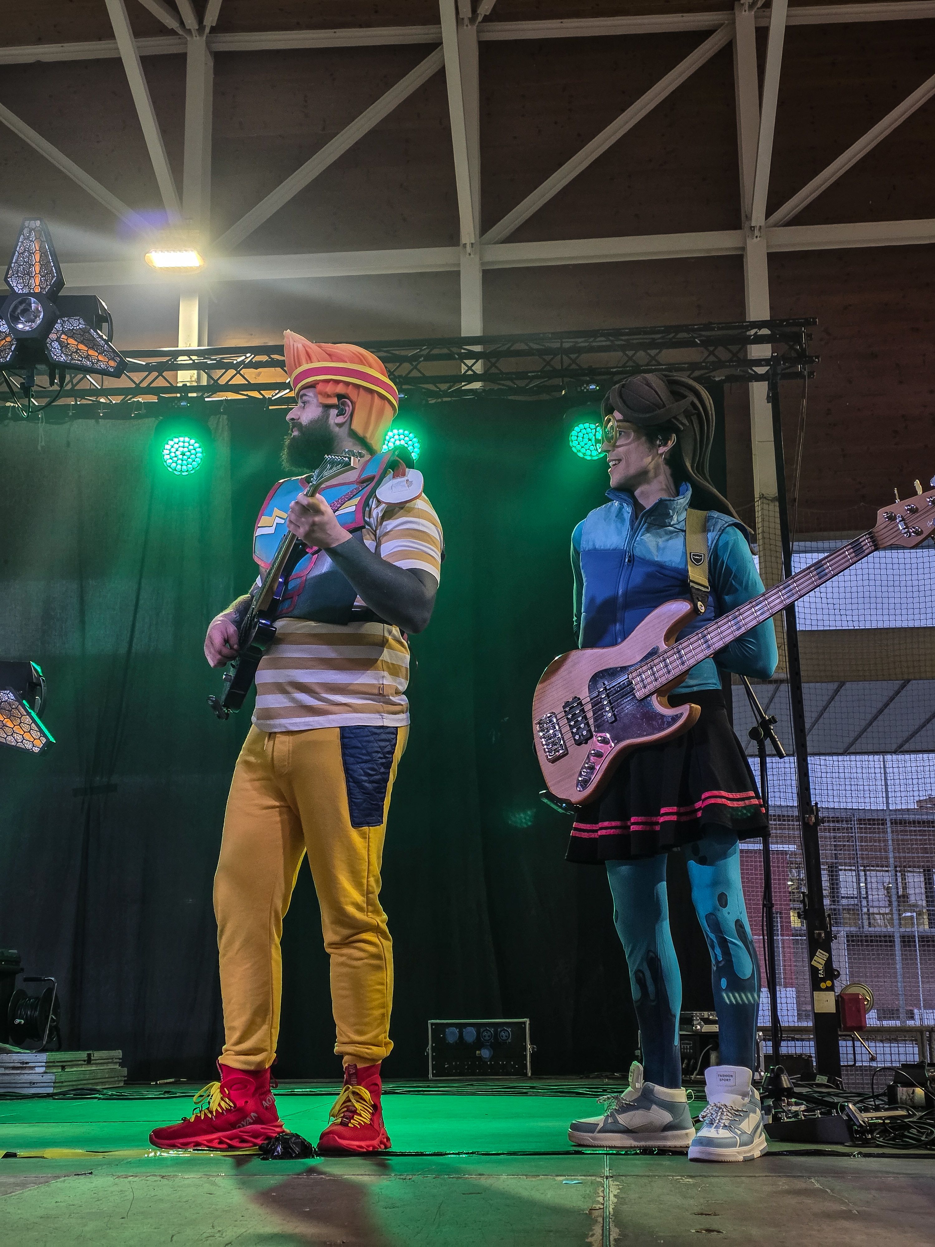 Els Superherois amenitzen la rebuda del Rei Carnestoltes a Can Xarau. FOTO Marc Mata  (1)