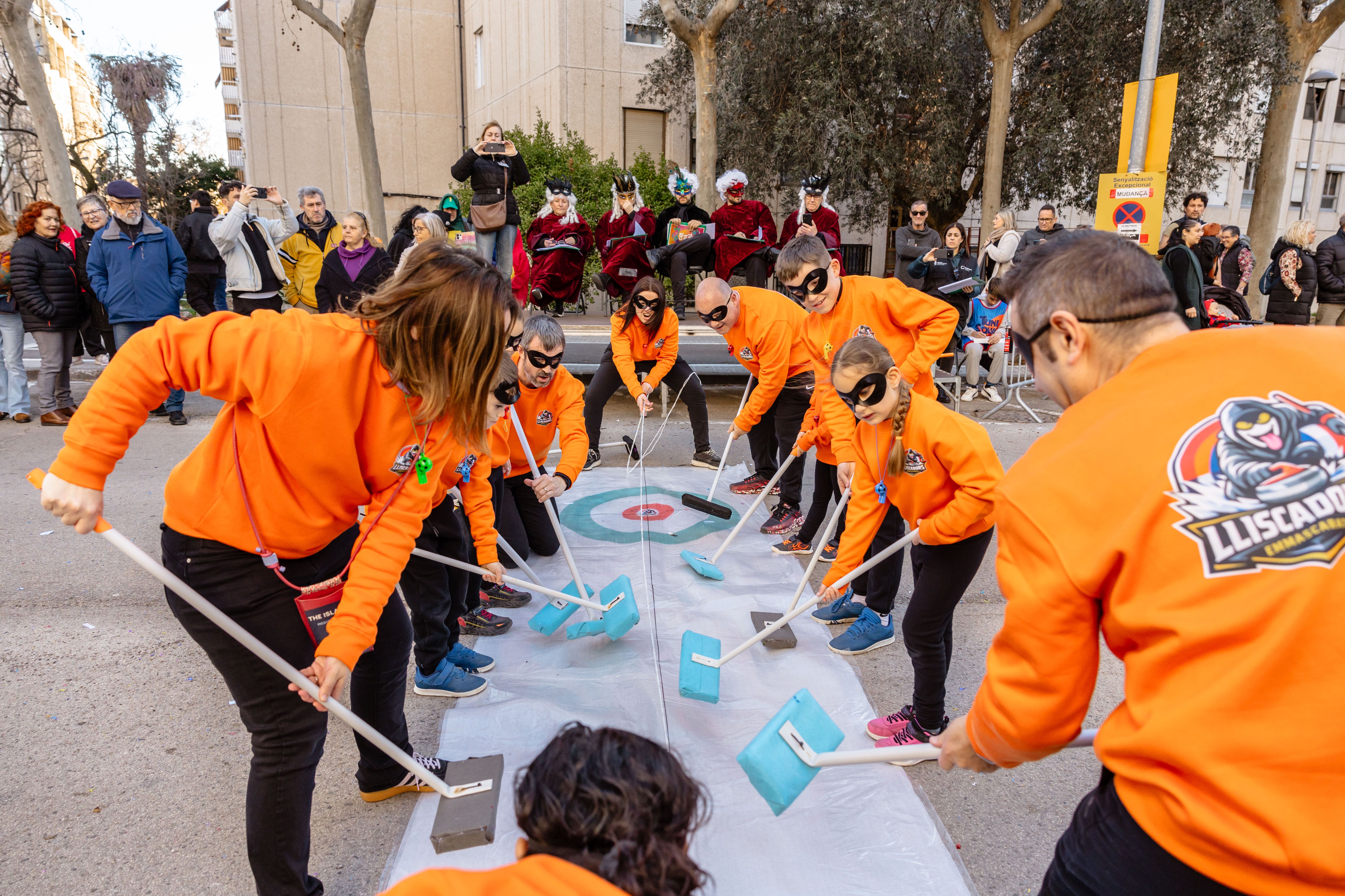 Una comparsa fent una demostració al jurat. Foto: Arnau padilla