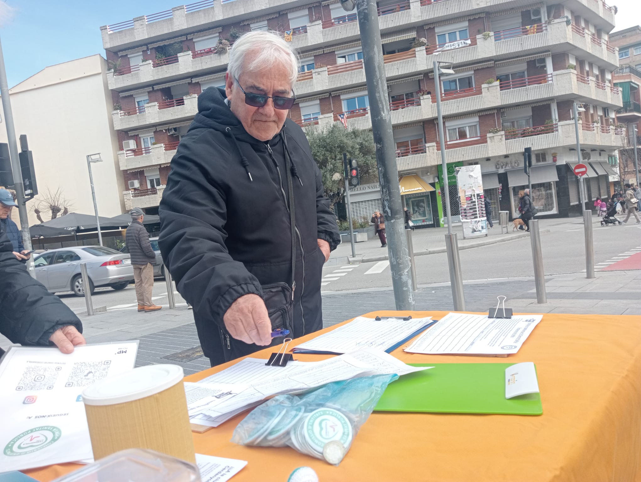 Recollida de signatures aquest diumenge 15 de febrer a la plaça de Francesc Layret. FOTO: Judit Josa