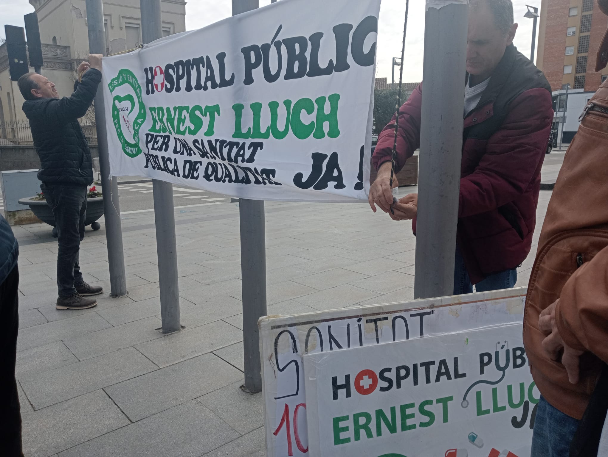 L'acció per demanar un hospital públic d'aquest diumenge, 15 de febrer és tornarà a repetir diumenge vinent, 22 de febrer amb una nova matinal de recollida de signatures. FOTO: Judit Josa
