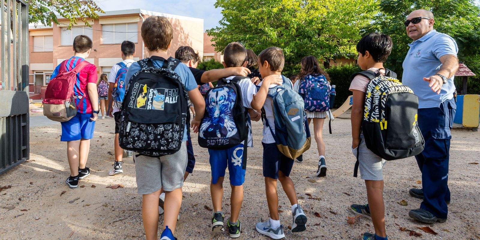 Infants a l'entrada d'una escola. FOTO: Núria Puentes (Ajuntament de Cerdanyola) / Arxiu