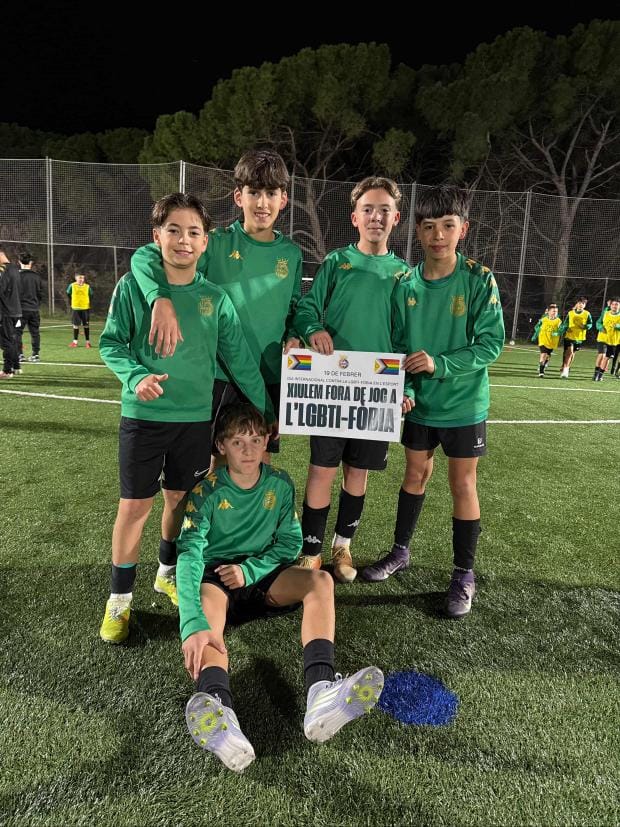 Futbolistes del Cerdanyola FC sostenen la pancarta amb el lema 'Xiulem fora de joc a l'GTBTI-FÒBIA. FOTO: Cerdanyola FC