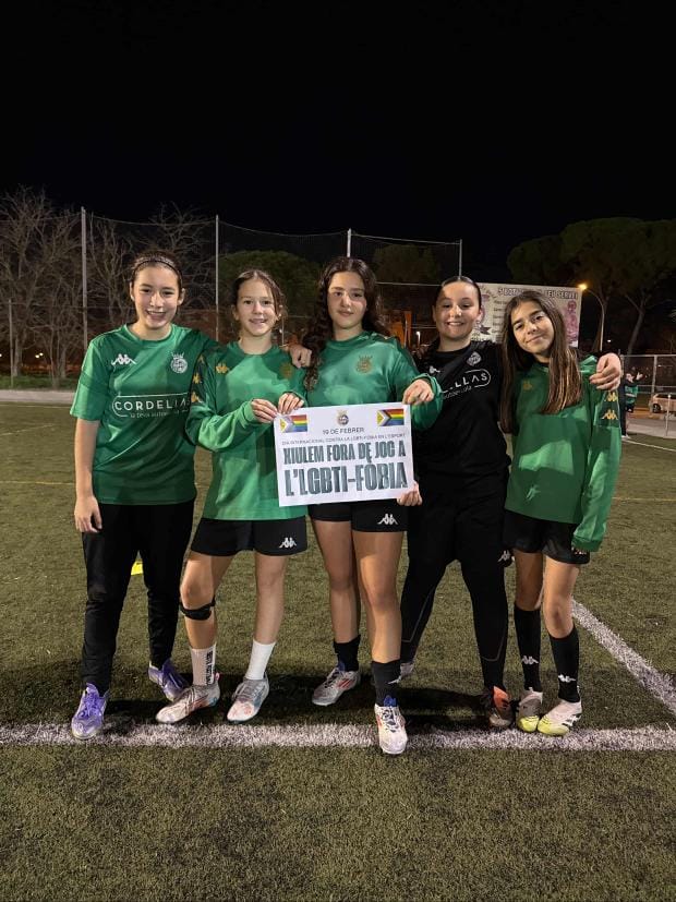 Joves futbolistes del Cerdanyola FC sostenen la pancarta amb el lema 'Xiulem fora de joc a l'GTBTI-FÒBIA. FOTO: Cerdanyola FC