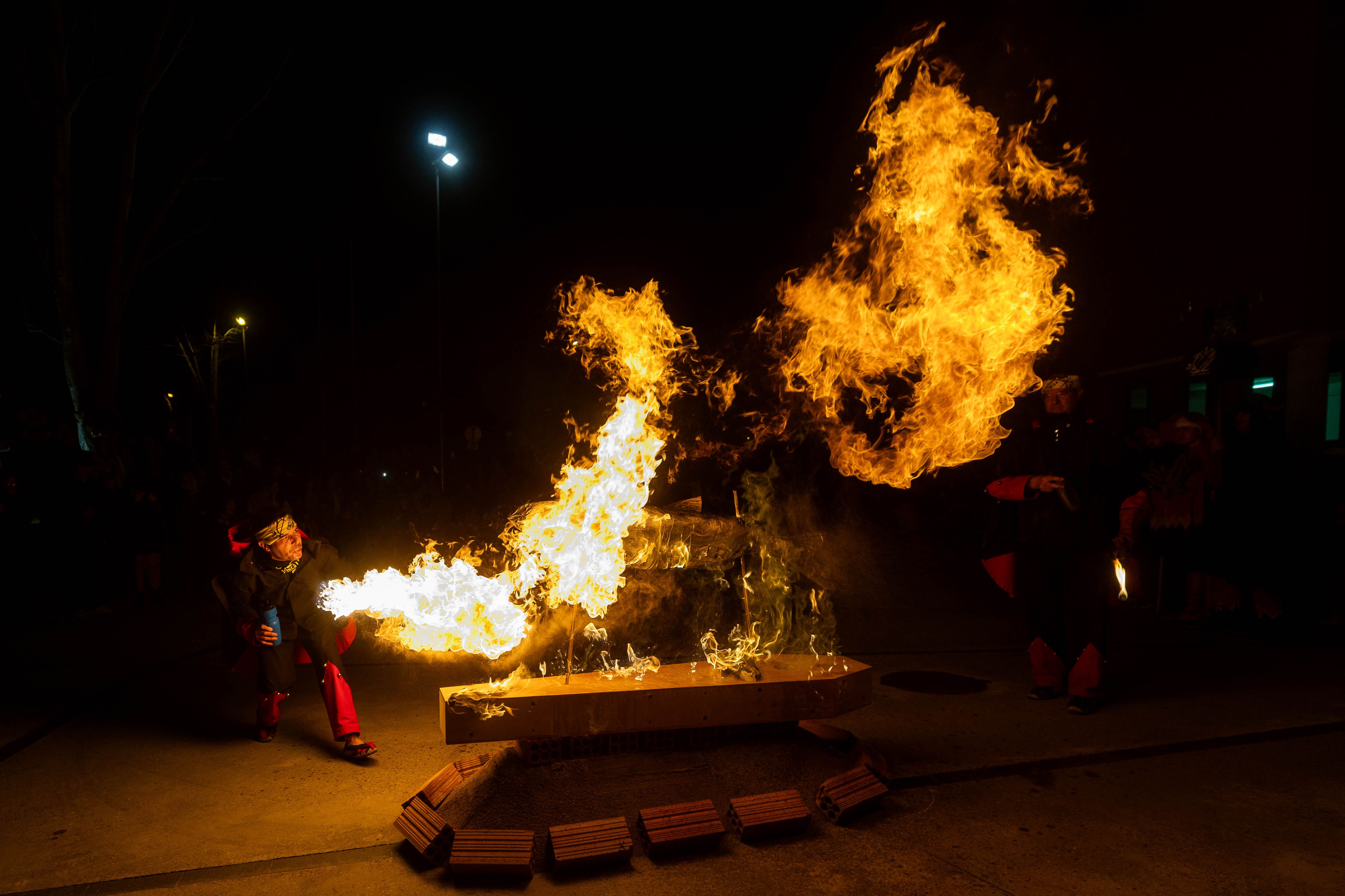 La Colla de Joves Diables encén el taüt en l’Enterrament de la Sardina i el foc converteix en cendra el carnaval. FOTO: Núria Puentes (Ajuntament) 