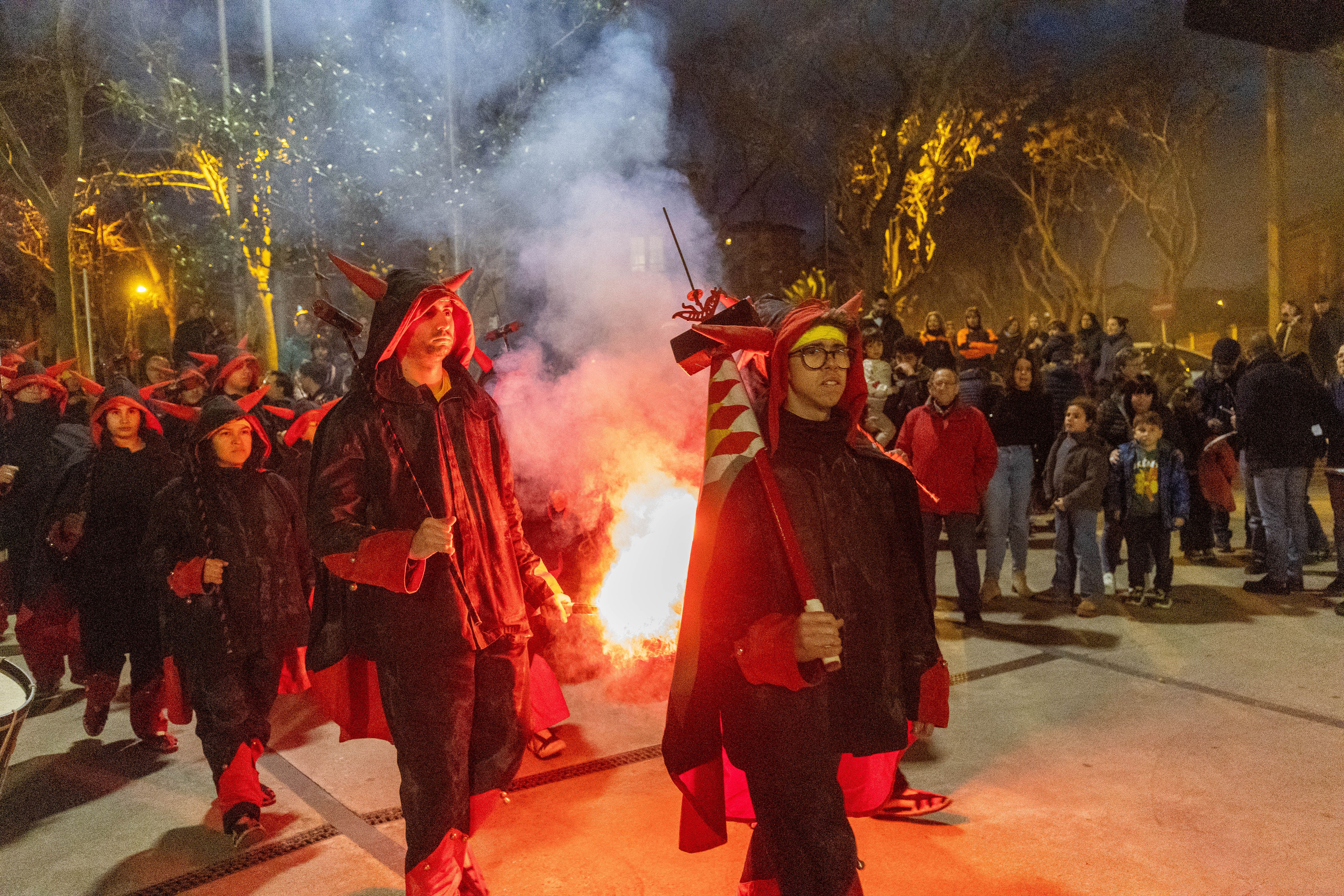 Els diables avancen amb torxes enceses abans de la crema. FOTOS: Núria Puentes