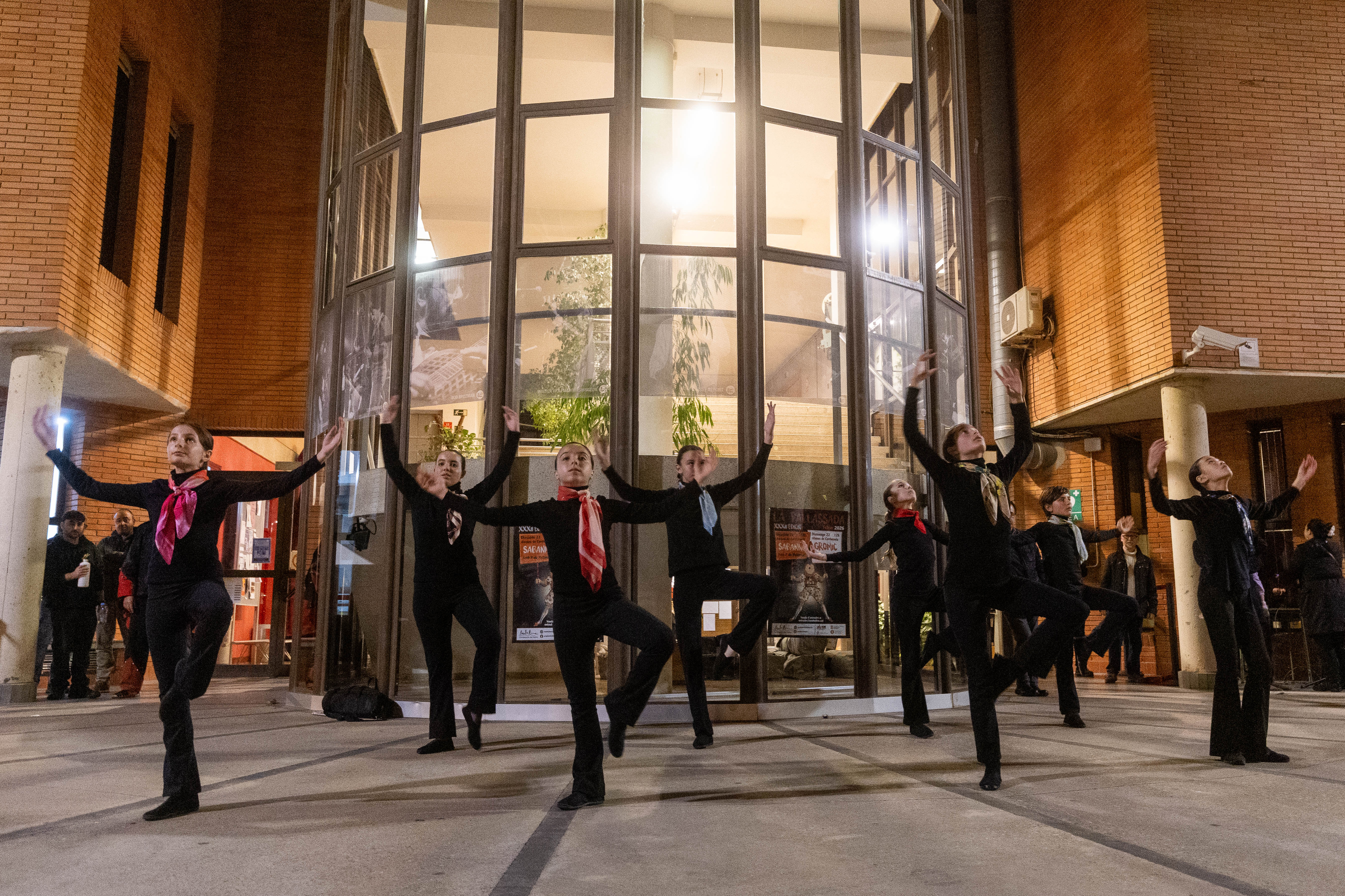 Coreografia solemne de l’Escola de Dansa davant l’Ateneu. FOTOS: Núria Puentes