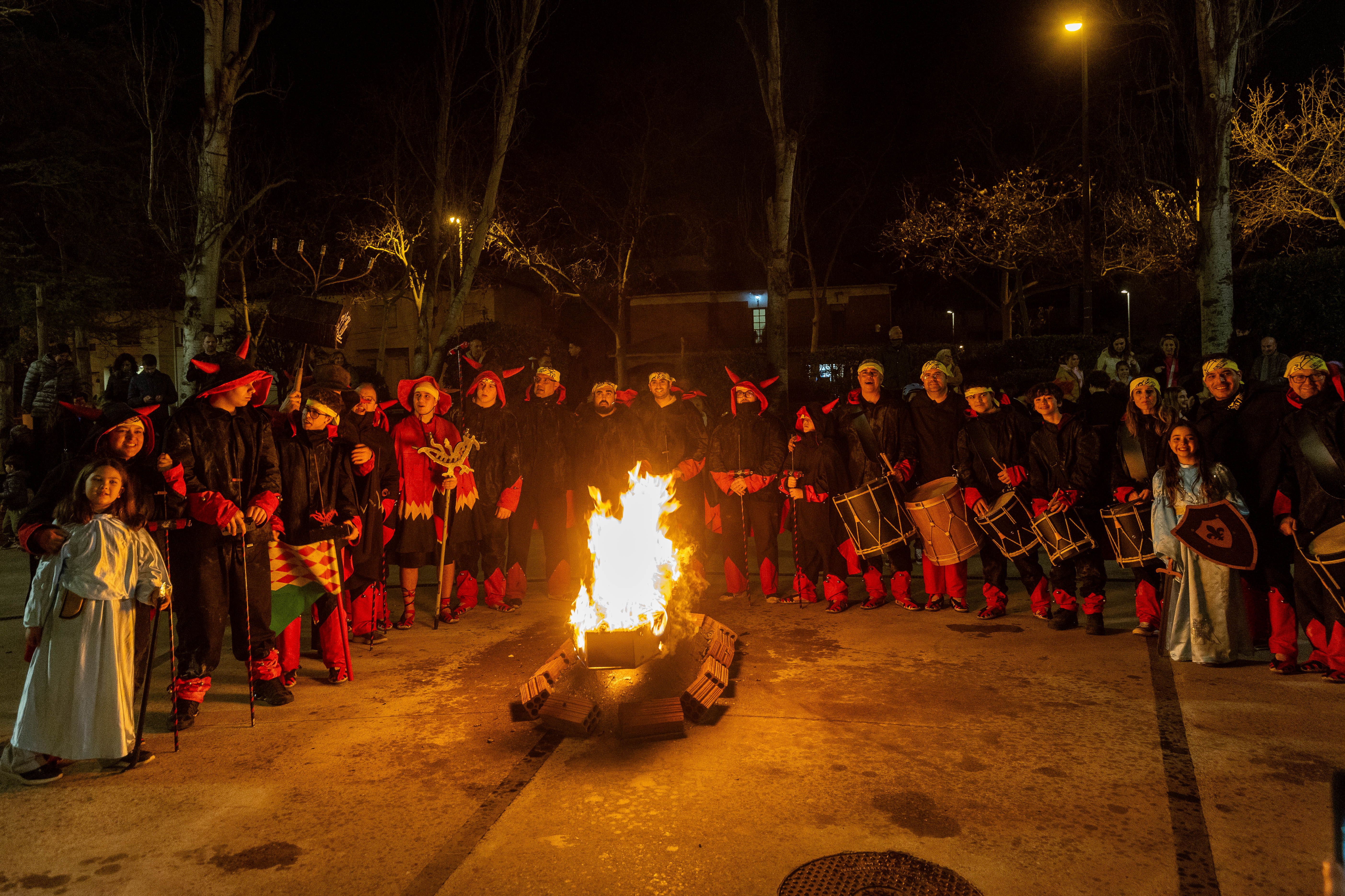 El foc envolta el taüt mentre diables i músics fan rotllana en el comiat del Carnaval 2026. FOTOS: Núria Puentes