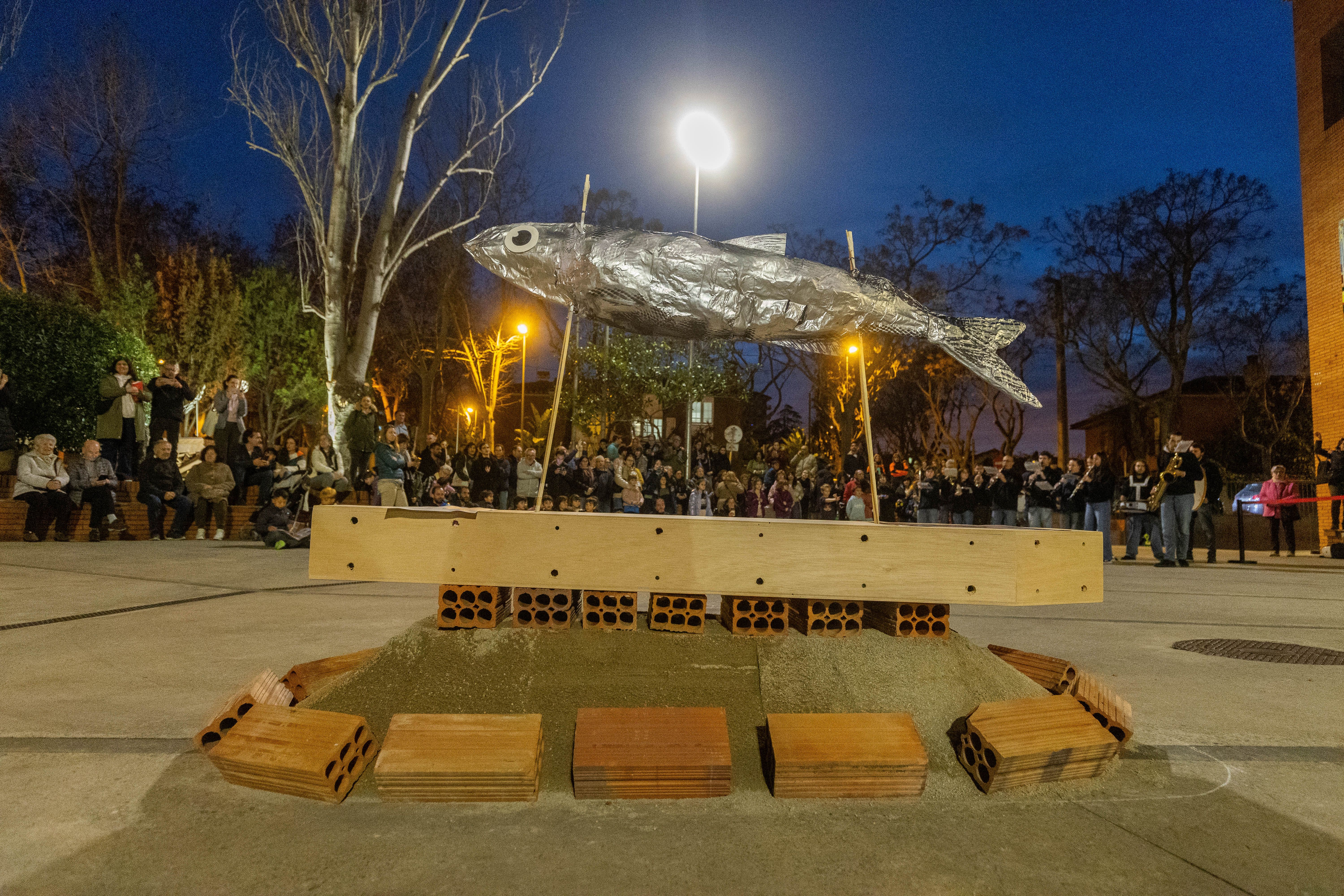 La sardina, preparada sobre el taüt, presideix la plaça abans de convertir-se en cendra. FOTOS: Núria Puentes