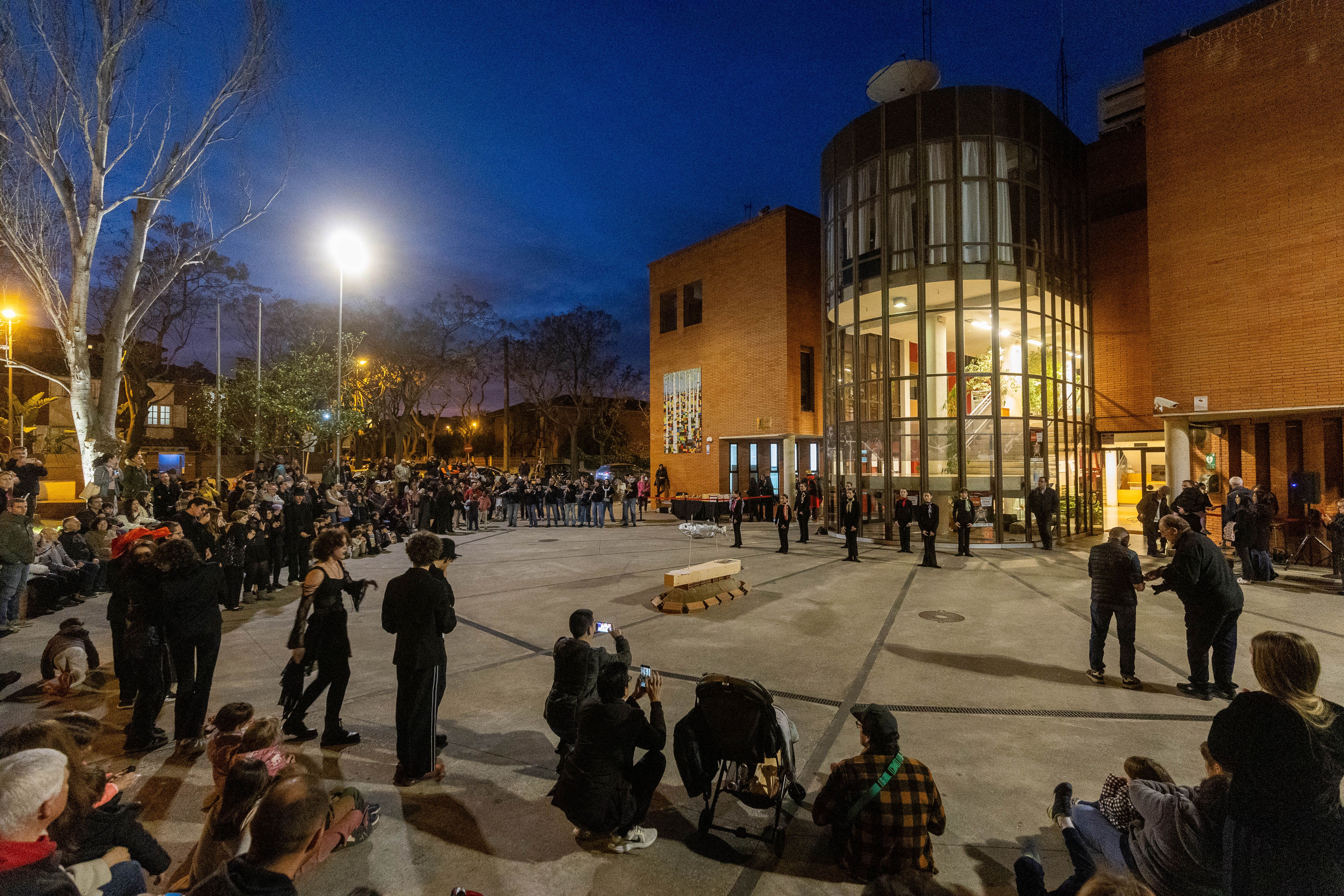 La plaça Xavier Gordo s’omple de veïns per seguir l’Enterrament de la Sardina davant l’Ateneu. FOTOS: Núria Puentes