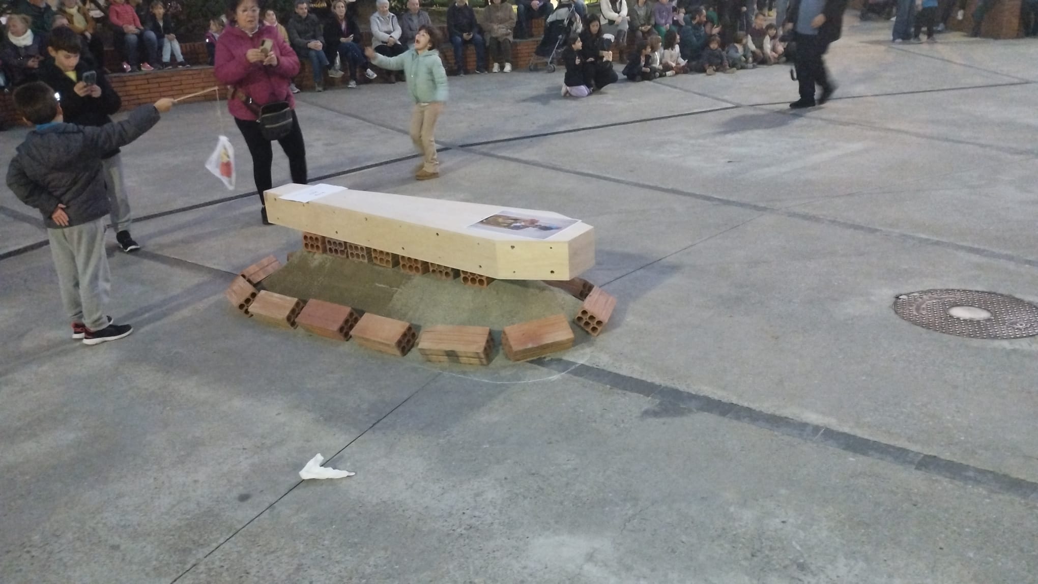 El taüt, a punt per a l’encesa, amb un infant fotografiant-se amb la seva sardina davant. FOTOS: Sergio Torres