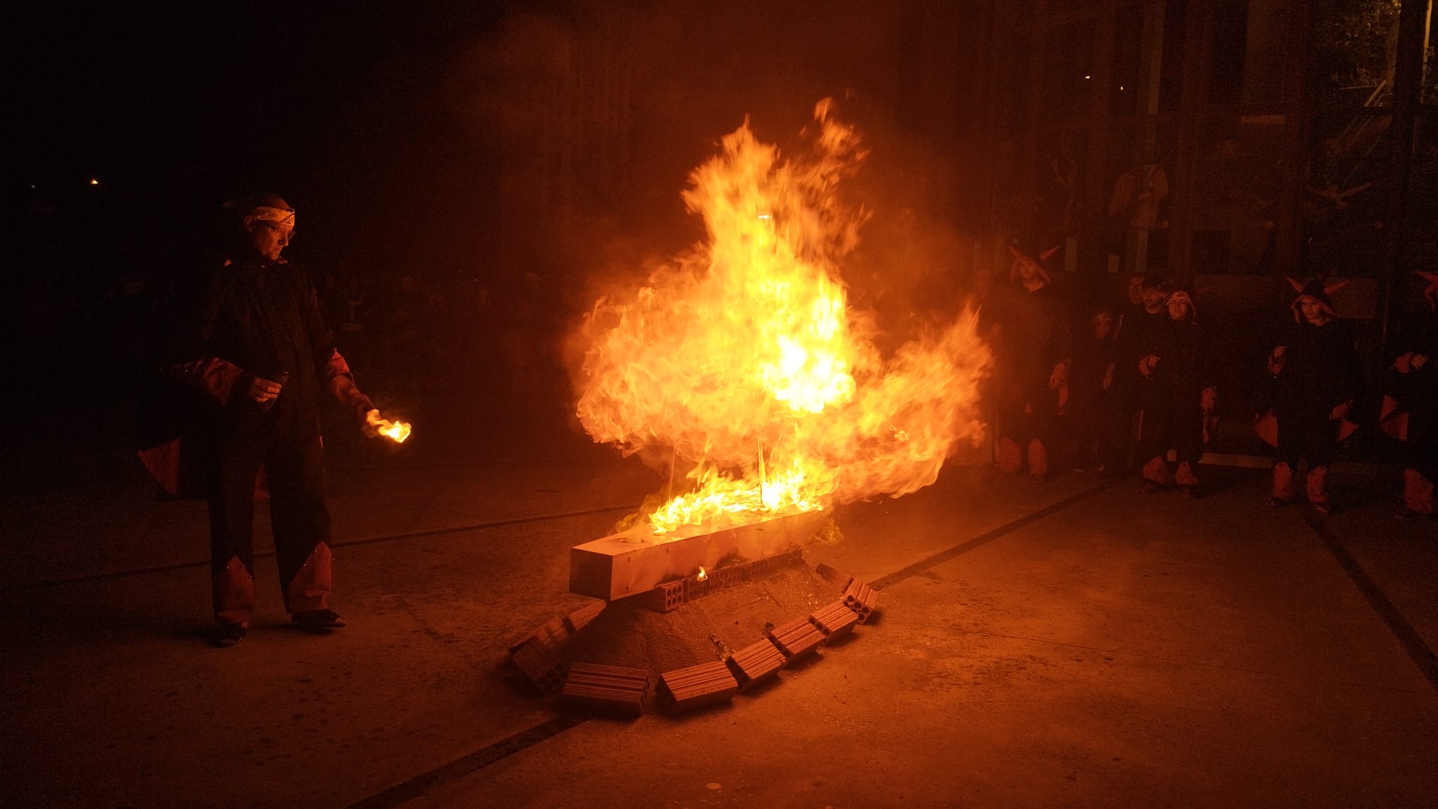 El foc culmina l’Enterrament de la Sardina i posa punt final al Carnaval 2026. FOTOS: Sergio Torres