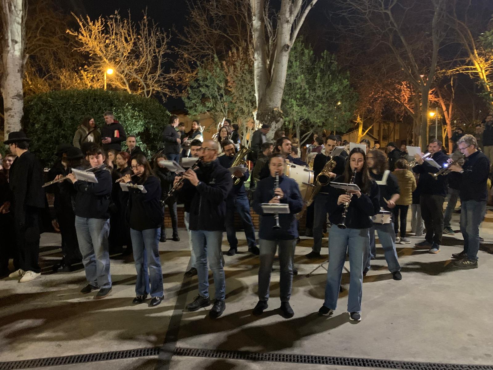La Xaranga acompanya el comiat amb marxes fúnebres davant del públic reunit a la plaça. FOTOS: Judit Josa