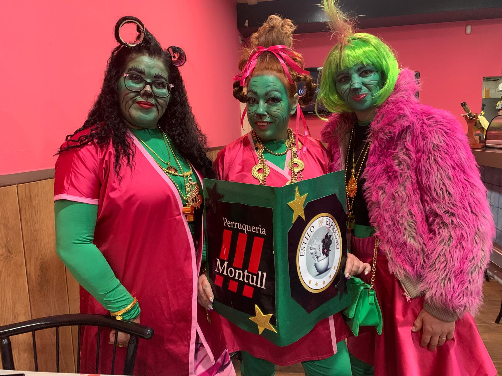 Comparsa satírica inspirada en el món de les perruqueries, una picada d’ullet de la Perruqueria Montull, durant el Carnaval 2026. FOTO: Judit Josa