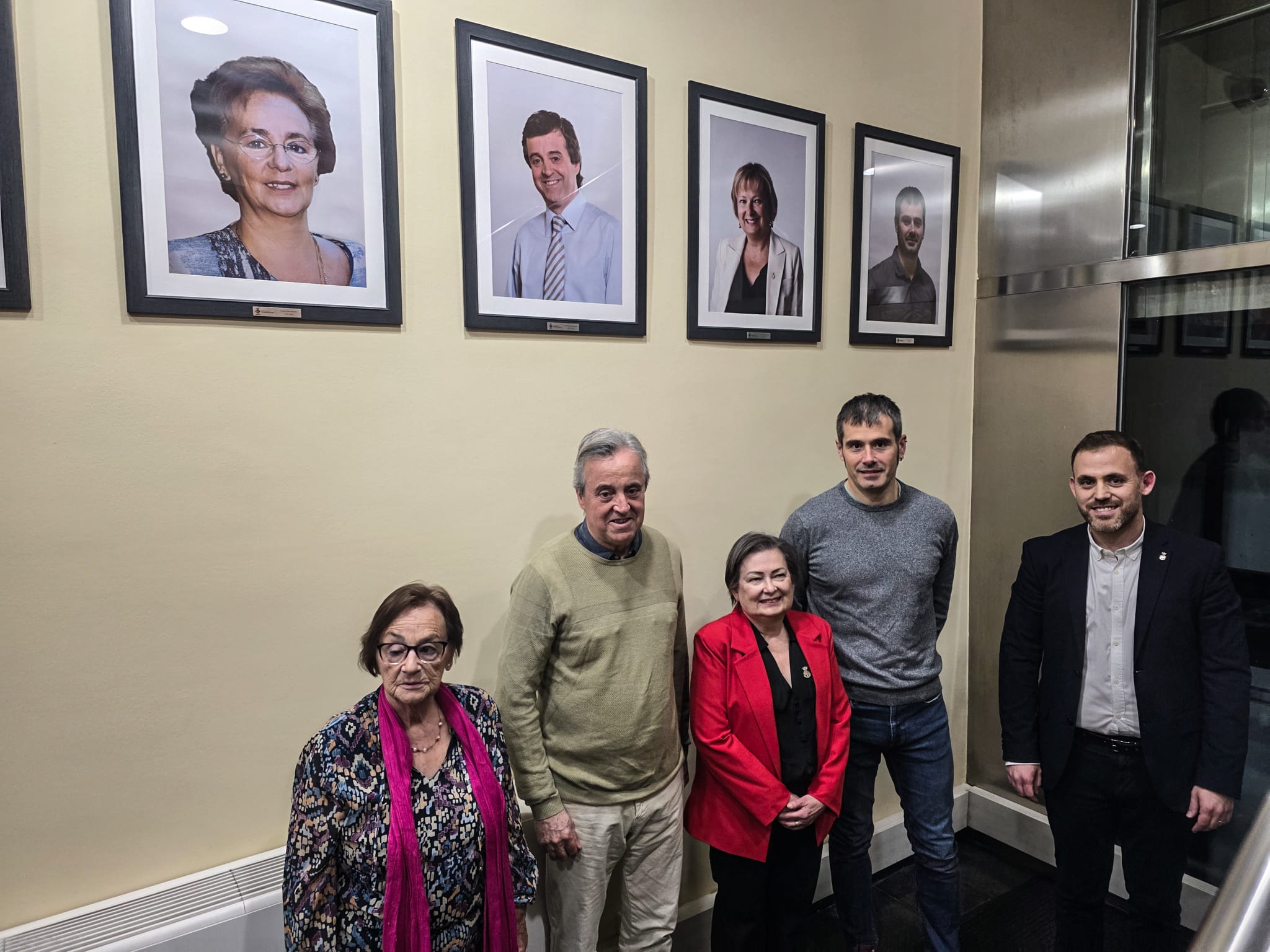 Cristina Real, Toni Morral, Carmen Carmona i Carles Escolà amb Carlos Cordón. FOTO Marc Mata 