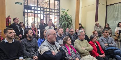 Exalcaldes a primera fila i actuals regidors de totes les formacions a segona fila. FOTO Marc Mata