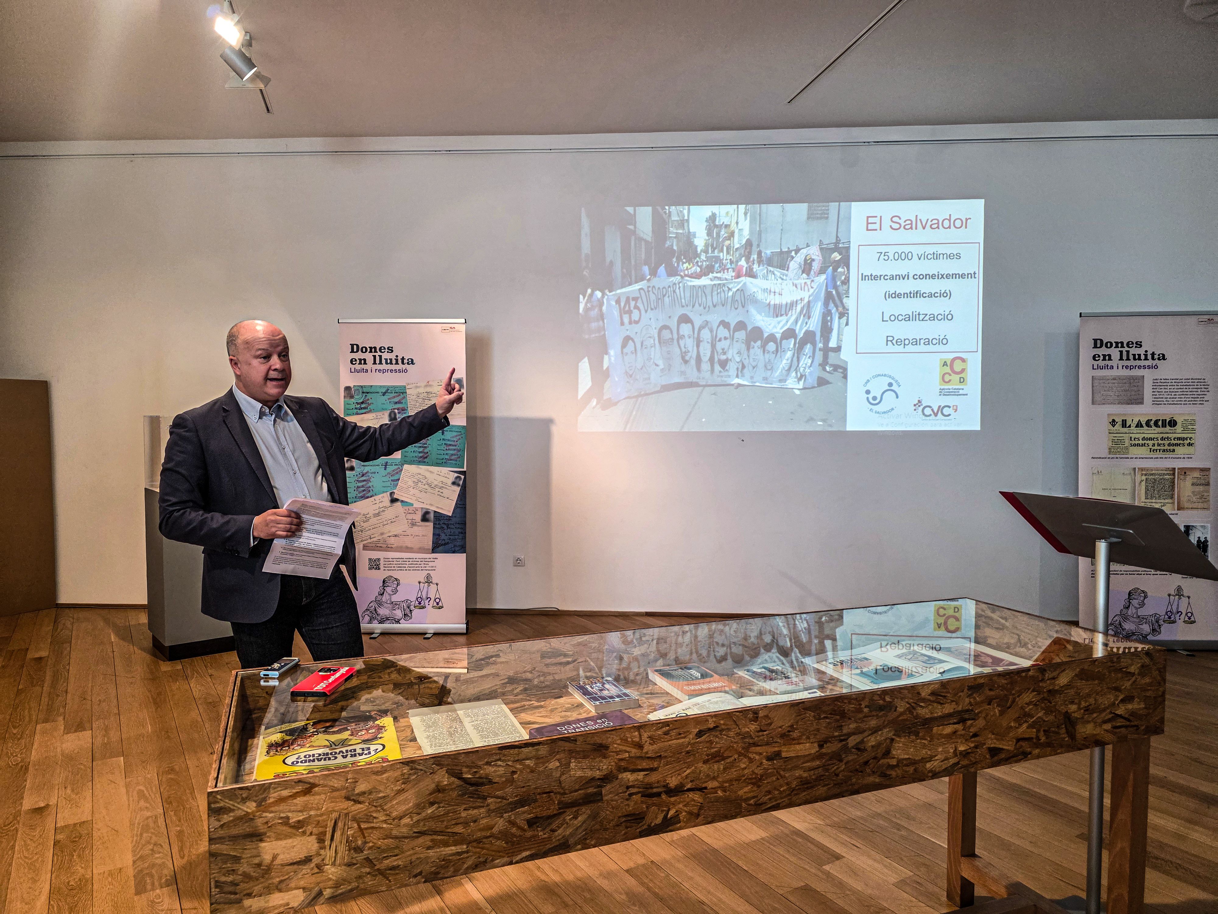 Enric Cobo, subdirector General d'Arxius i Gestió Documental de la Generalitat de Catalunya,  explicant part de l'exposició. Foto: Marc Mata 