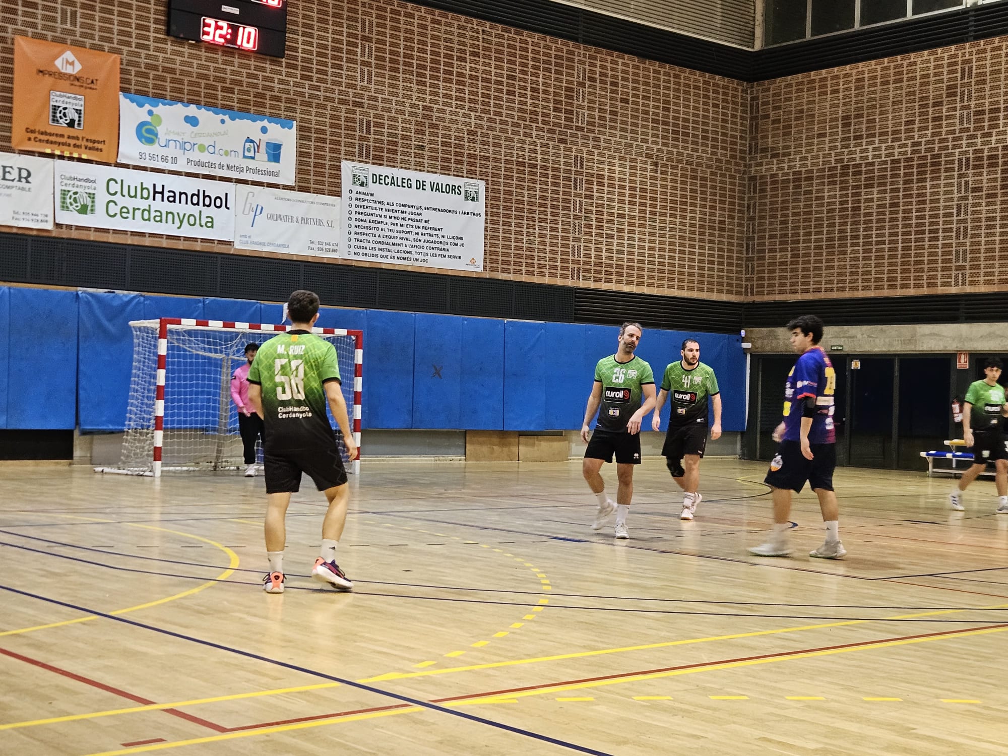 Acció del Nuroil CH Cerdanyola al Guiera durant el partit davant l’Argentona. Foto: Club Handbol Cerdanyola
