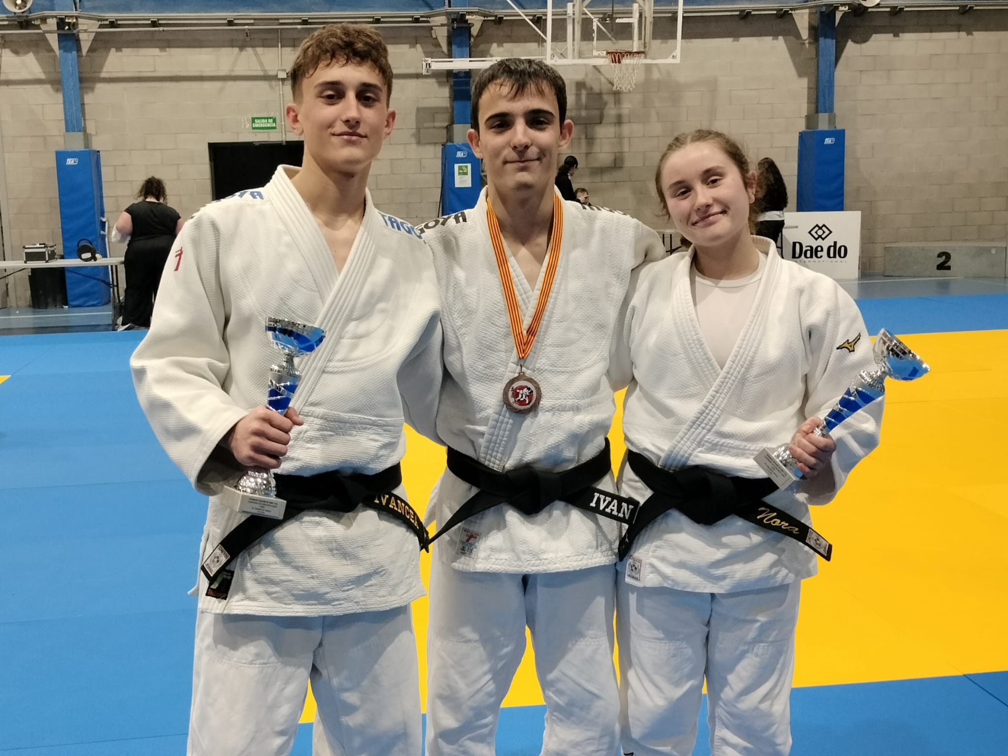 Daniel Ivancea, Iván Calvo i Nora Soriano, al podi del Campionat de Catalunya Cadet celebrat a Badia del Vallès. Foto: Cerdanyola Judo Club Vallès