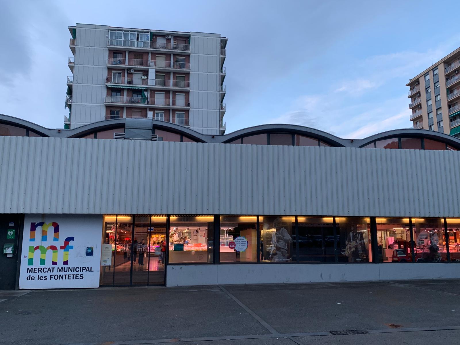 La façana principal del mercat de Les Fontetes, obert de bon matí.  FOTO: Judit Josa