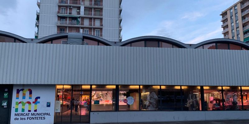 La façana principal del mercat de Les Fontetes, obert de bon matí.  FOTO: Judit Josa