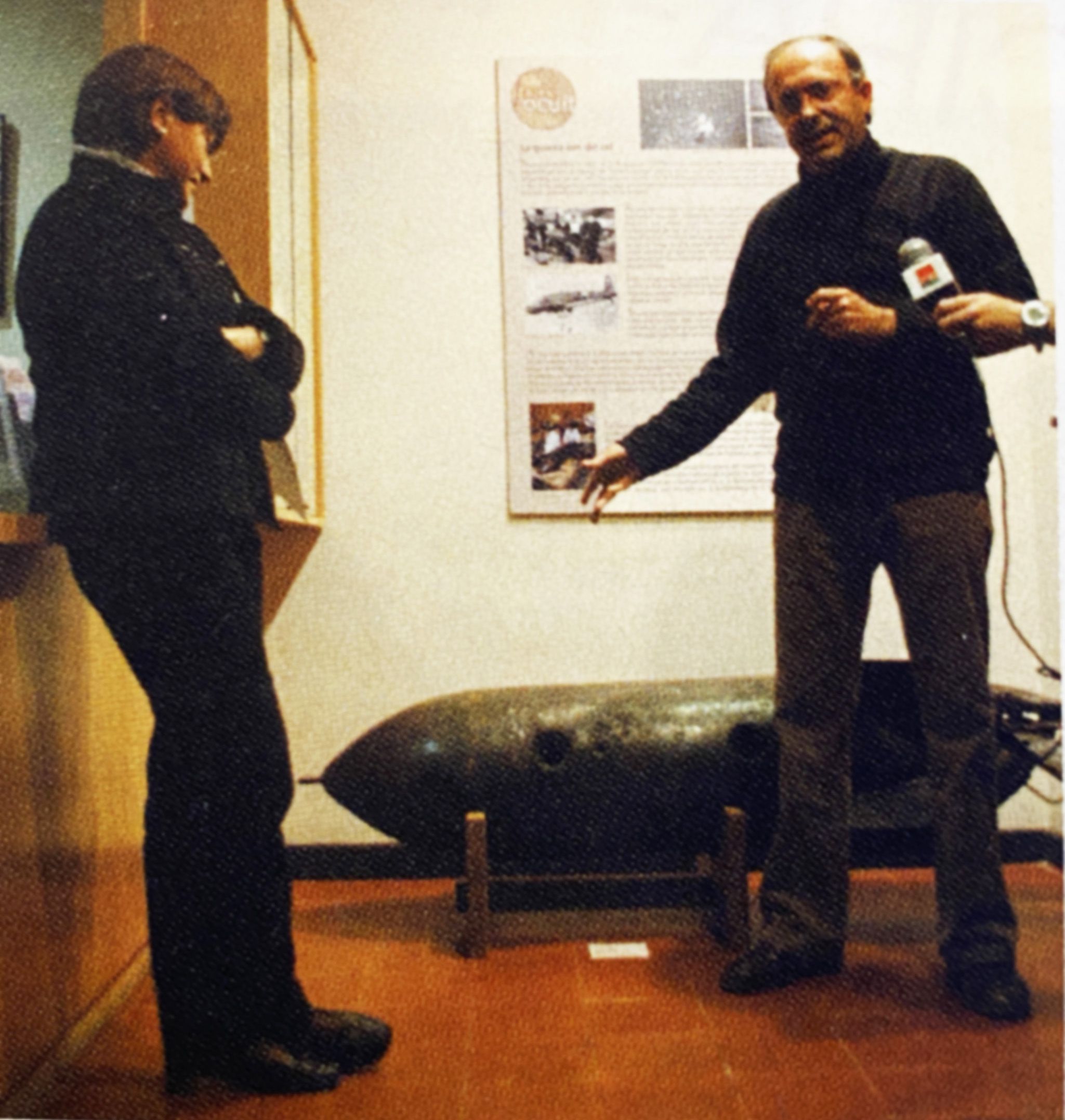 L’arqueòleg Joan Francès i l’aleshores regidora de Cultura, Consol Pla, durant la presentació de la bomba als mitjans després de la seva desactivació. FOTO: Arxiu Cerdanyola al dia