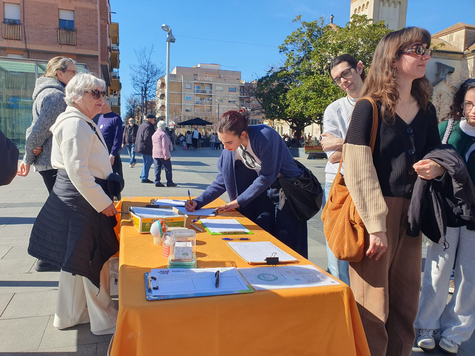 Últim dia de recollida de signatures per l'Hospital i la sanitat pública, aquest diumenge 22 de febrer a la plaça de Francesc Layret. FOTO: Judit Josa