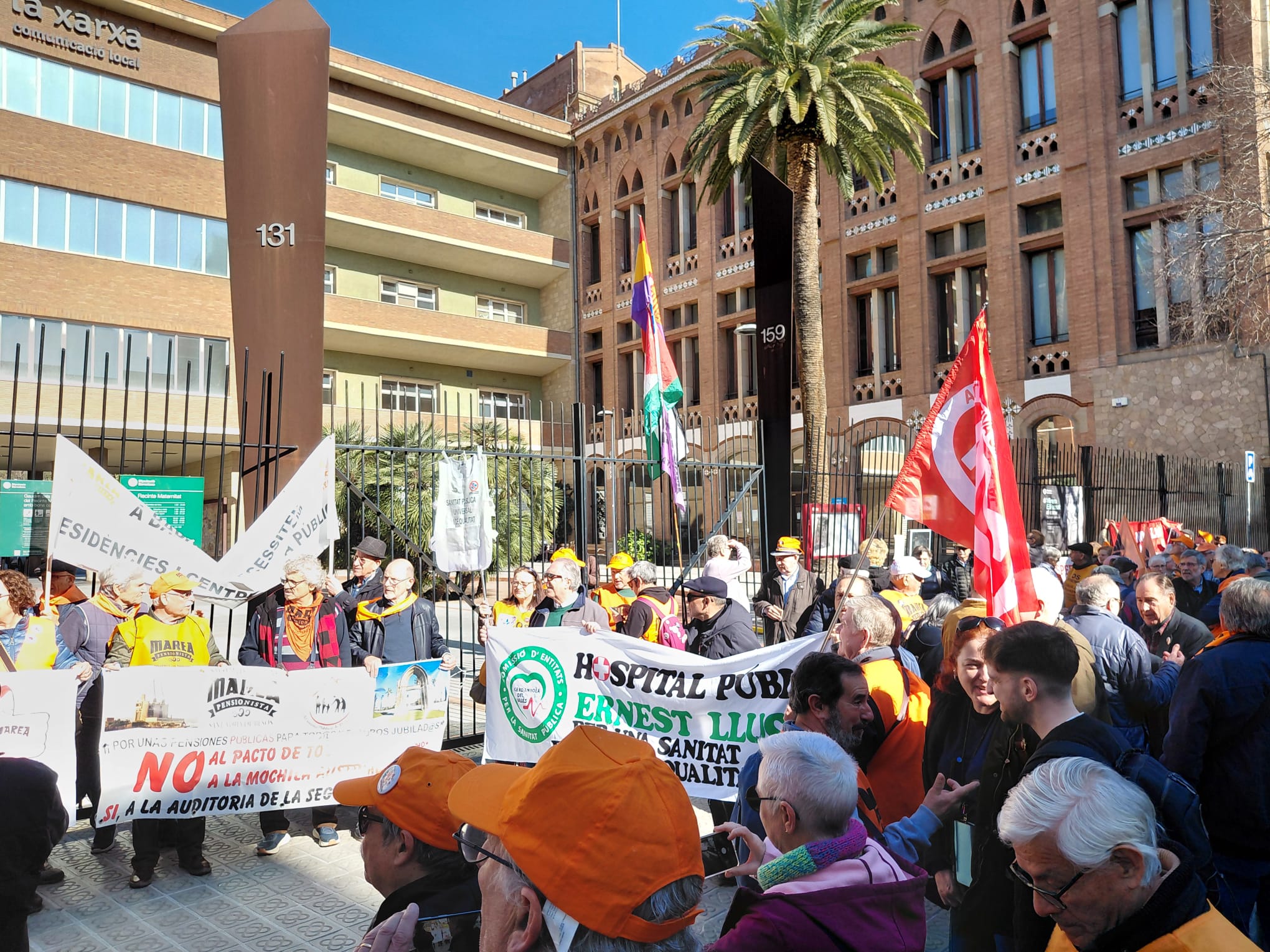 Acció de proteta aquest dilluns al matí d'entitats i col.lectius de més de 25 ciutats, entre aquestes Cerdanyola, al Departament de Salut, a Barcelona, per lliurar les signatures recollides en defensa de la sanitat pública. FOTO: Comissió Cedida