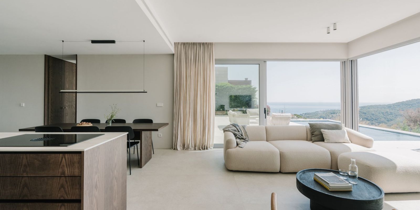 Els paviments continus en tons neutres unifiquen els espais i potencien l'amplitud visual FOTO: Cedida