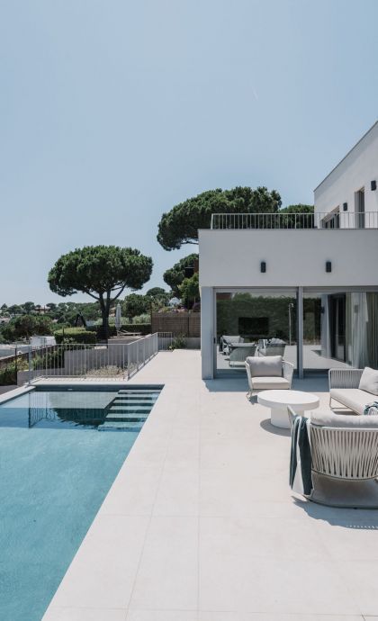 L'interior i l'exterior compten amb el mateix paviment per reforçar la sensació de continuïtat FOTO: Cedida