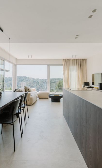 La cuina a la dreta ocupa un lloc destacat a la casa FOTO: Cedida