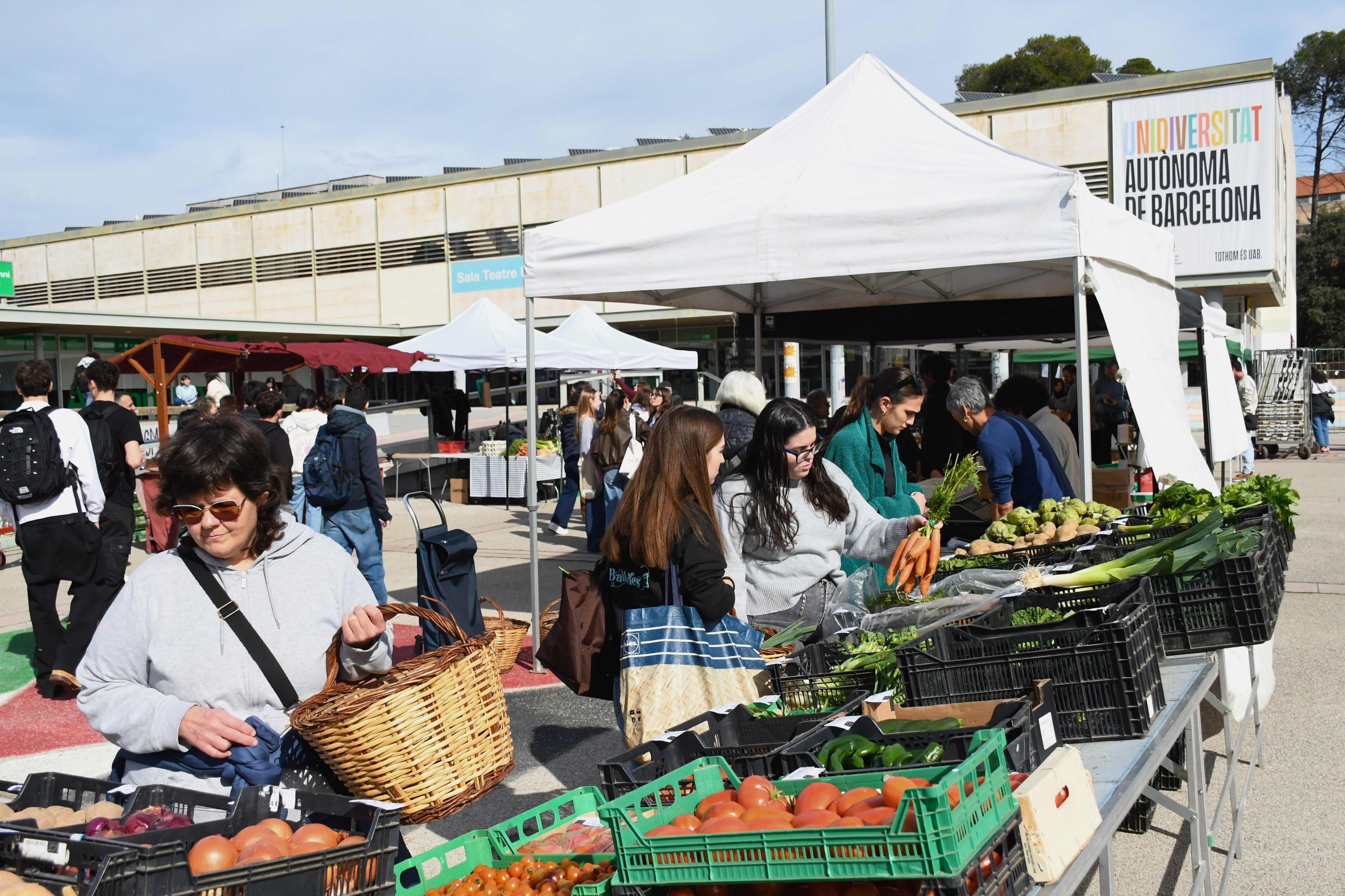 Mercat de pagès de l'Autònoma, el dia de la inauguració. FOTO: Adrià  Gratacós Torras (Xarxa de Consum Solidari)