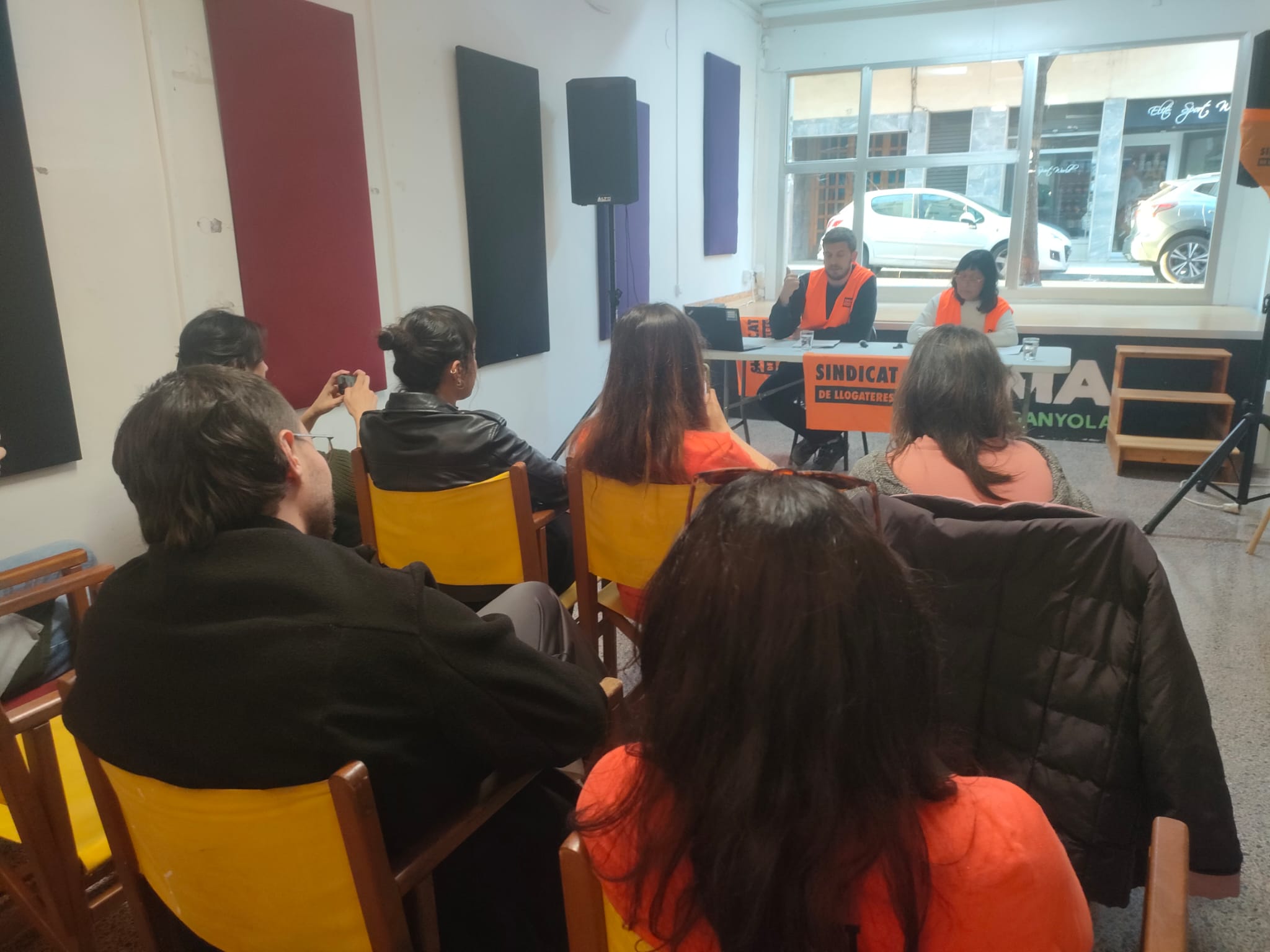 Roda de premsa aquest dimarts 24 del Sindicat de Llogateres al local de La Flama. FOTO: Cedida.