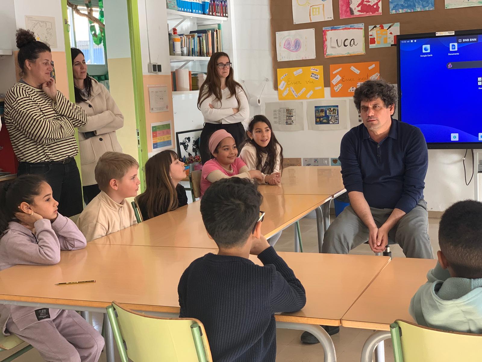 Sebastian Grinschpun, responsable de comunicació de l’Institut de Física d’Altes Energies (IFAE), conversa amb l’alumnat del Sant Martí durant la sessió de preguntes a l’aula. FOTO: Judit Josa