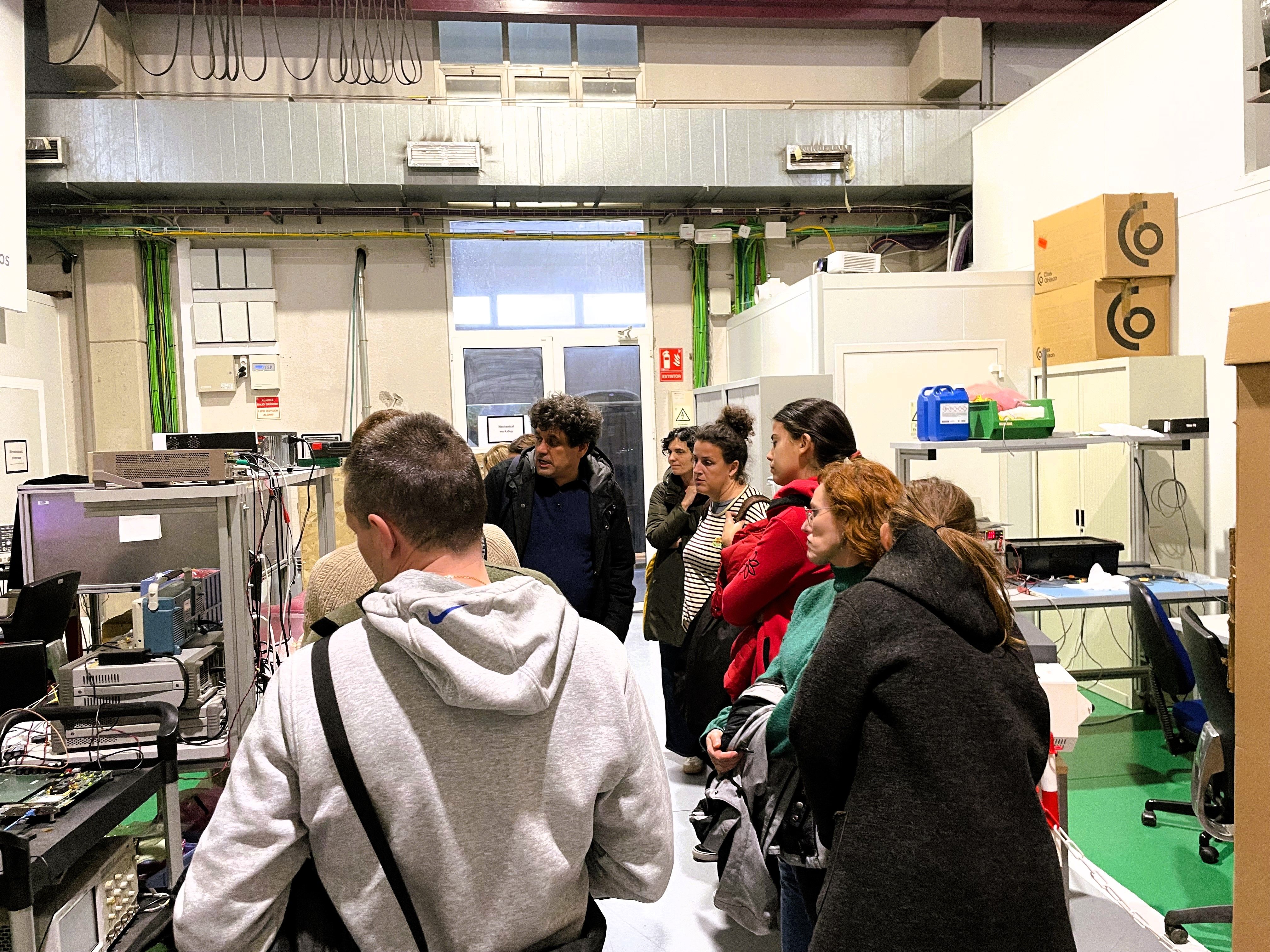 El claustre del Sant Martí visita les instal·lacions de l’Institut de Física d’Altes Energies (IFAE) i coneix de prop els instruments amb què s’investiga l’univers. FOTO: Susanna Tobeña Pujol (Fundació Bofill)