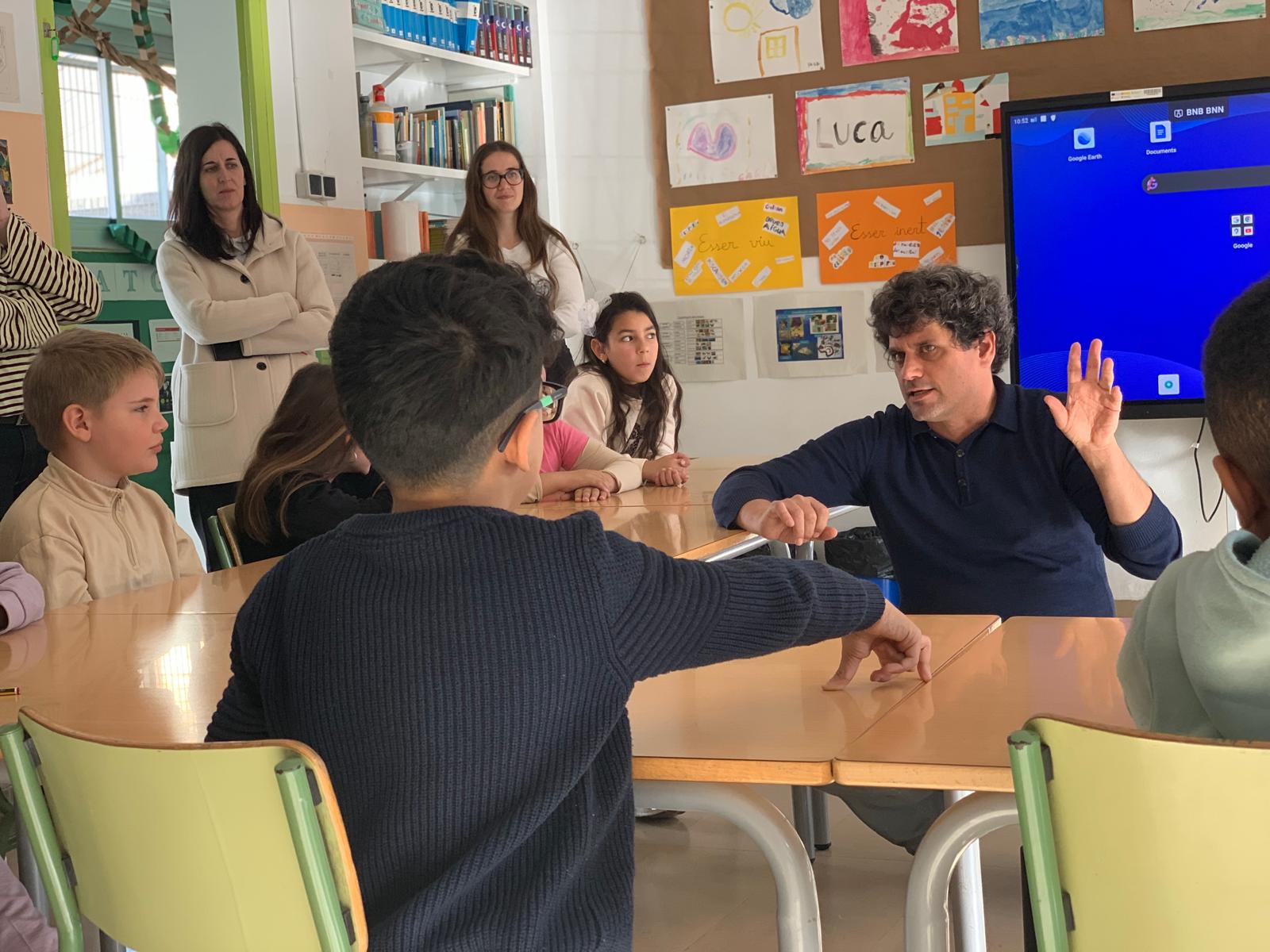 Sebastian Grinschpun interaccionant amb l'alumnat del Sant Martí, en una demostració d'on pot portar el projecte. FOTO: Judit Josa