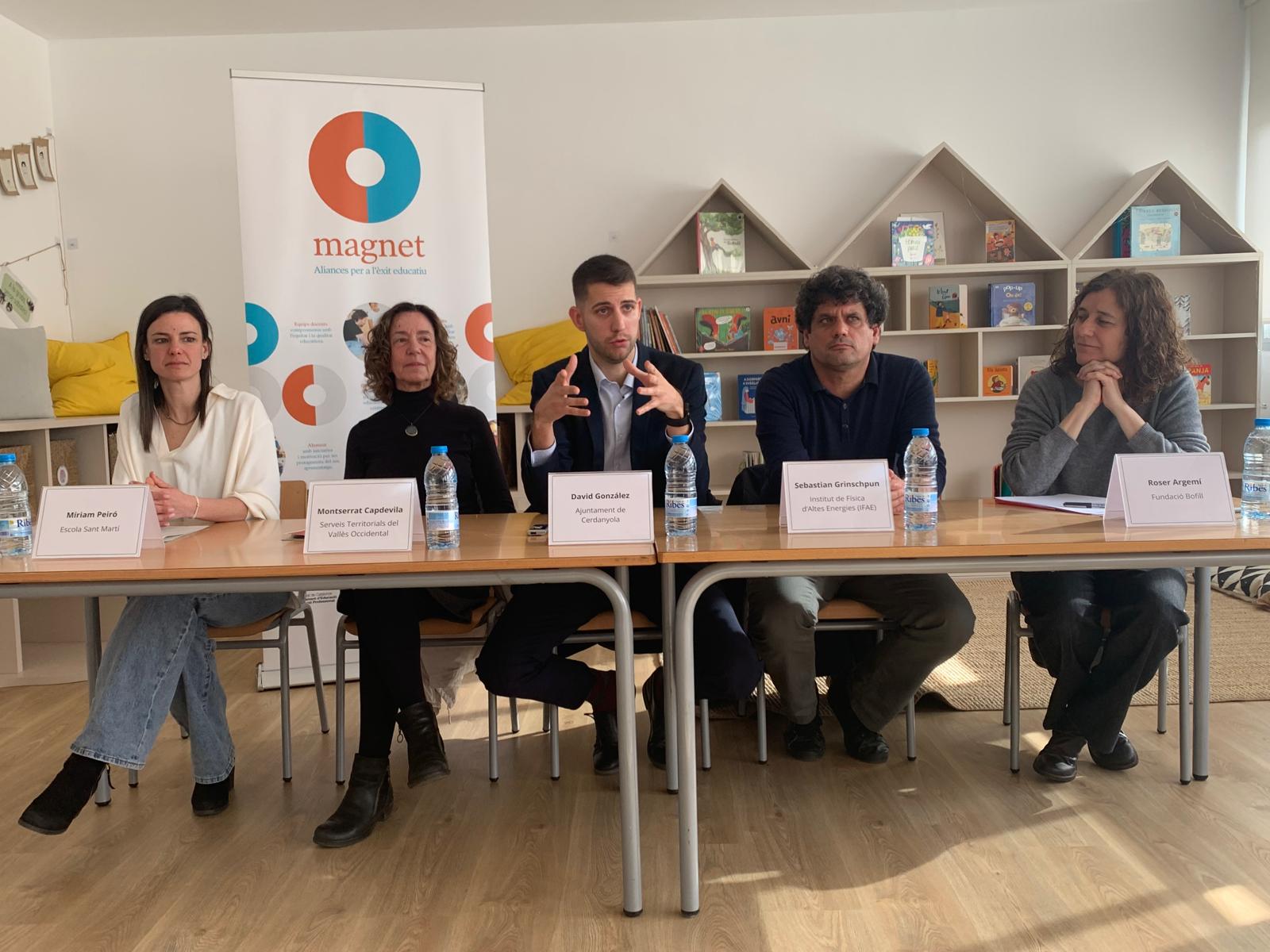 D'esquerra a dreta; Mireia Peiró, Montserrat Capdevila, David González, Sebastián Grinschpun i Roser Argemir en la presentació del projecte Magnet. FOTO: Judit Josa