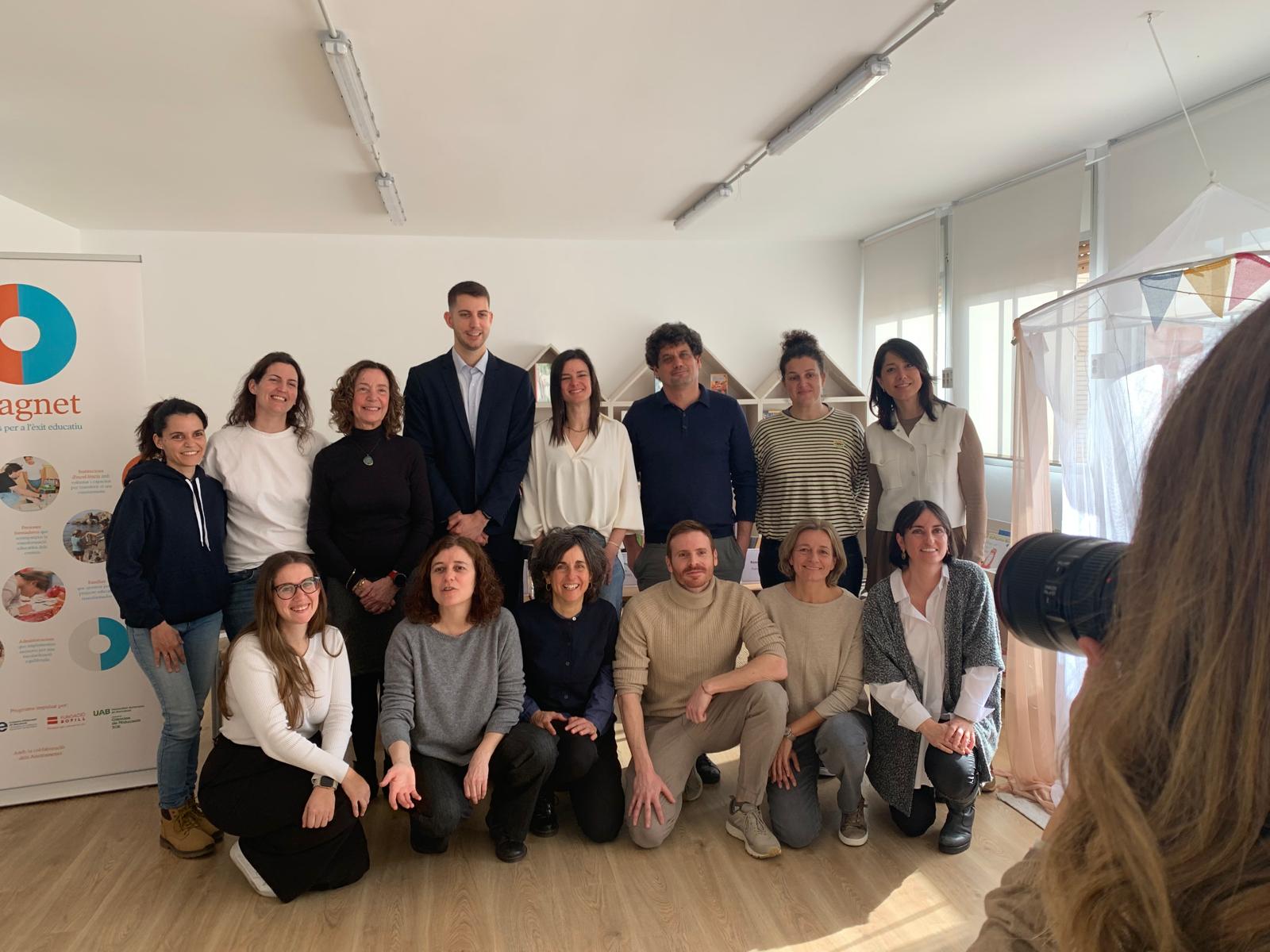 Cooperació i suport institucional, foto de família de persones que intervenen al projecte Magnet de l'escola Sant Martí. FOTO: Judit Josa