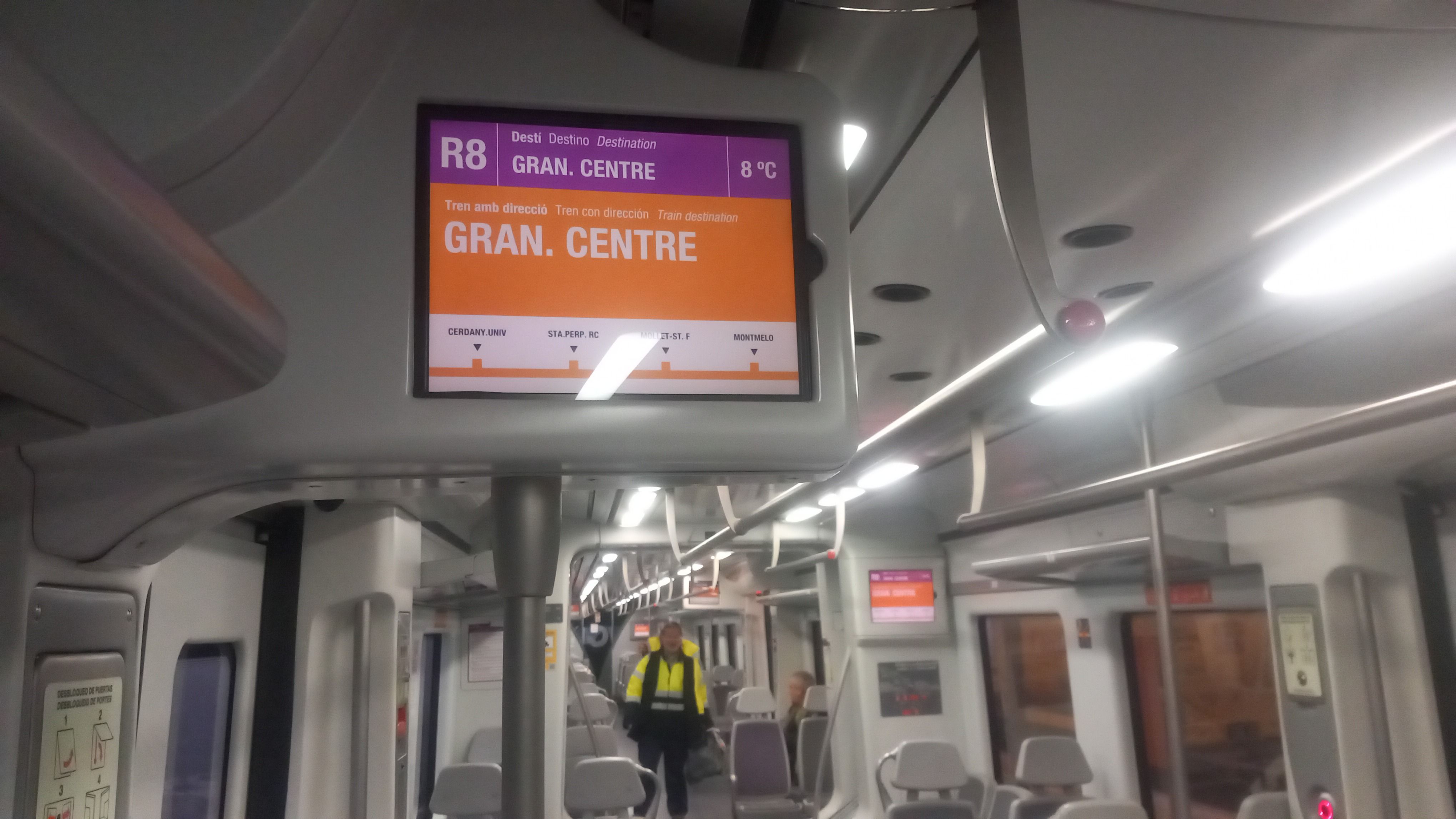 La represa del servei de l'R8 per a passatgers ha agafat aquest matí els usuaris per sorpresa. FOTO: Lola M