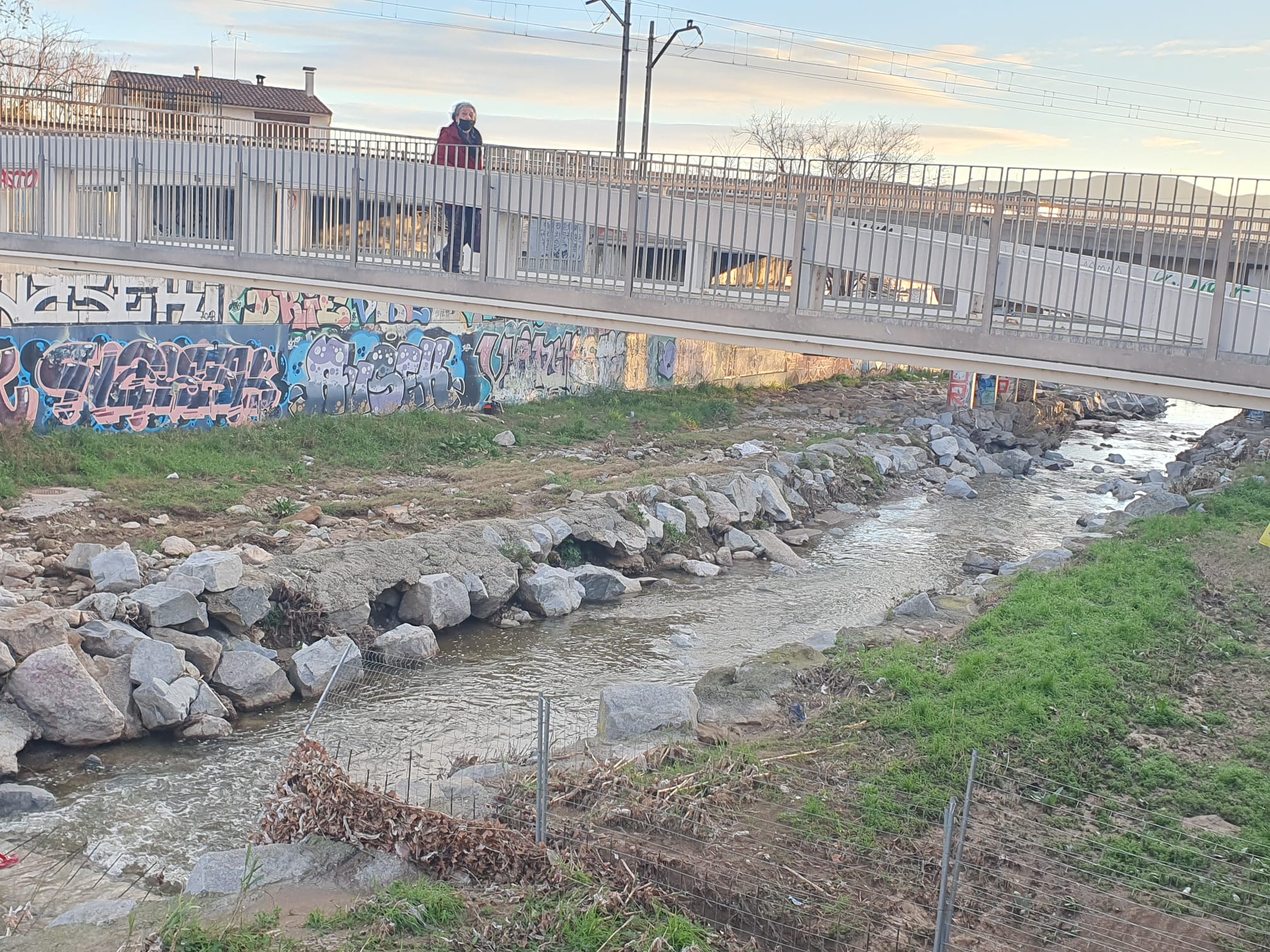 Tanques instal·lades a la llera del riu Sec per impedir el pas de porcs senglars, la Generalitat ha destinat  ja 10 milions a tancaments perimetrals a la zona dels primers sis quilòmetres. FOTO: Judit Josa