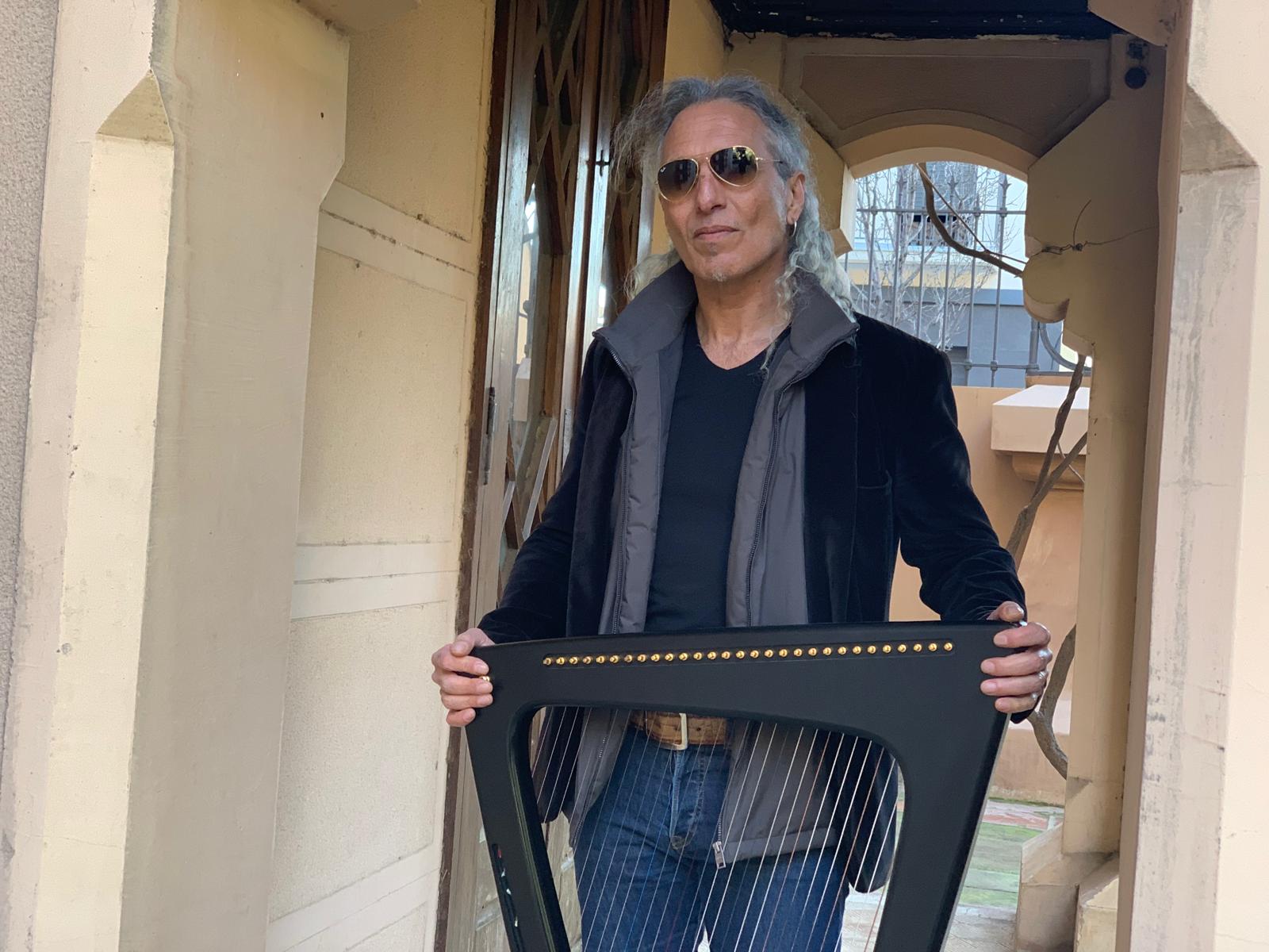 Josep Maria Ribelles amb una arpa elèctrica als jardins de Can Llopis. FOTO: Judit Josa