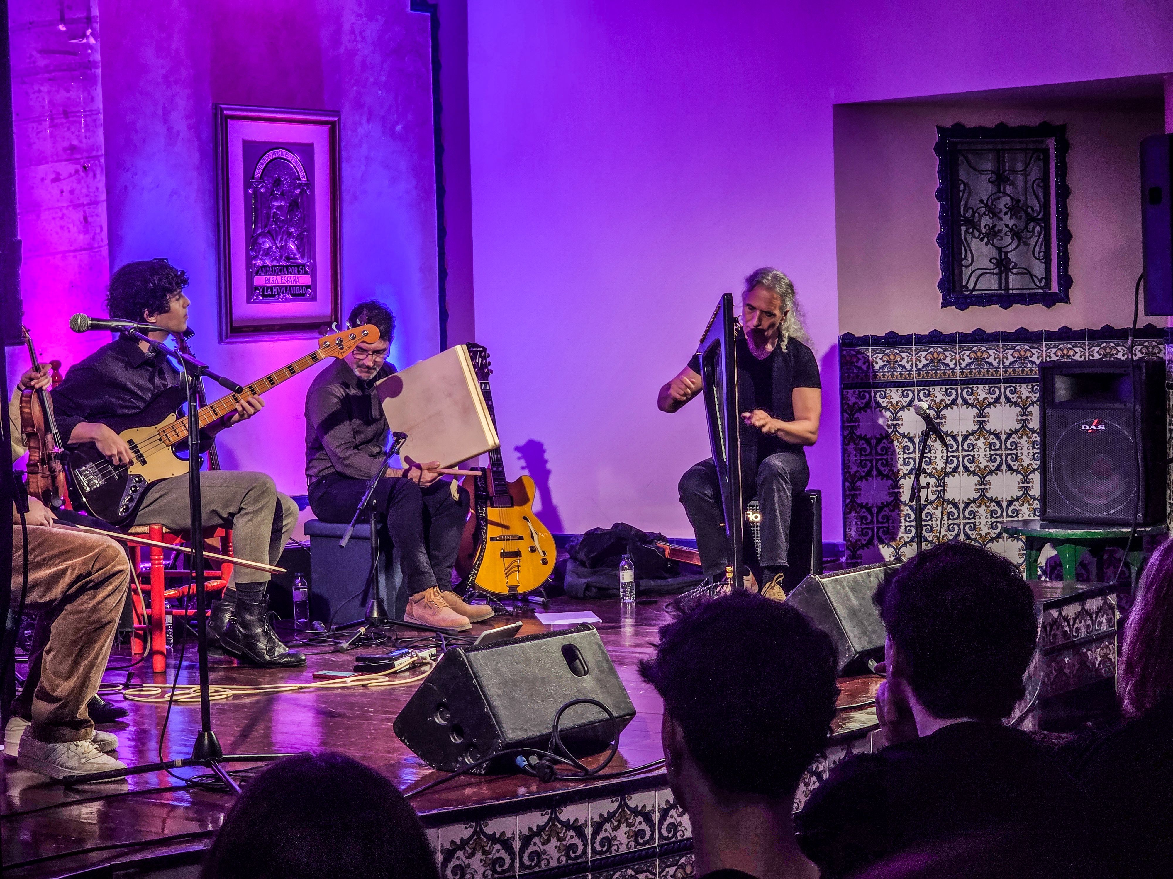 Actuació de Josep Maria Ribelles amb Cèrcol a la Casa de Andalucía. FOTO: Marc Mata 