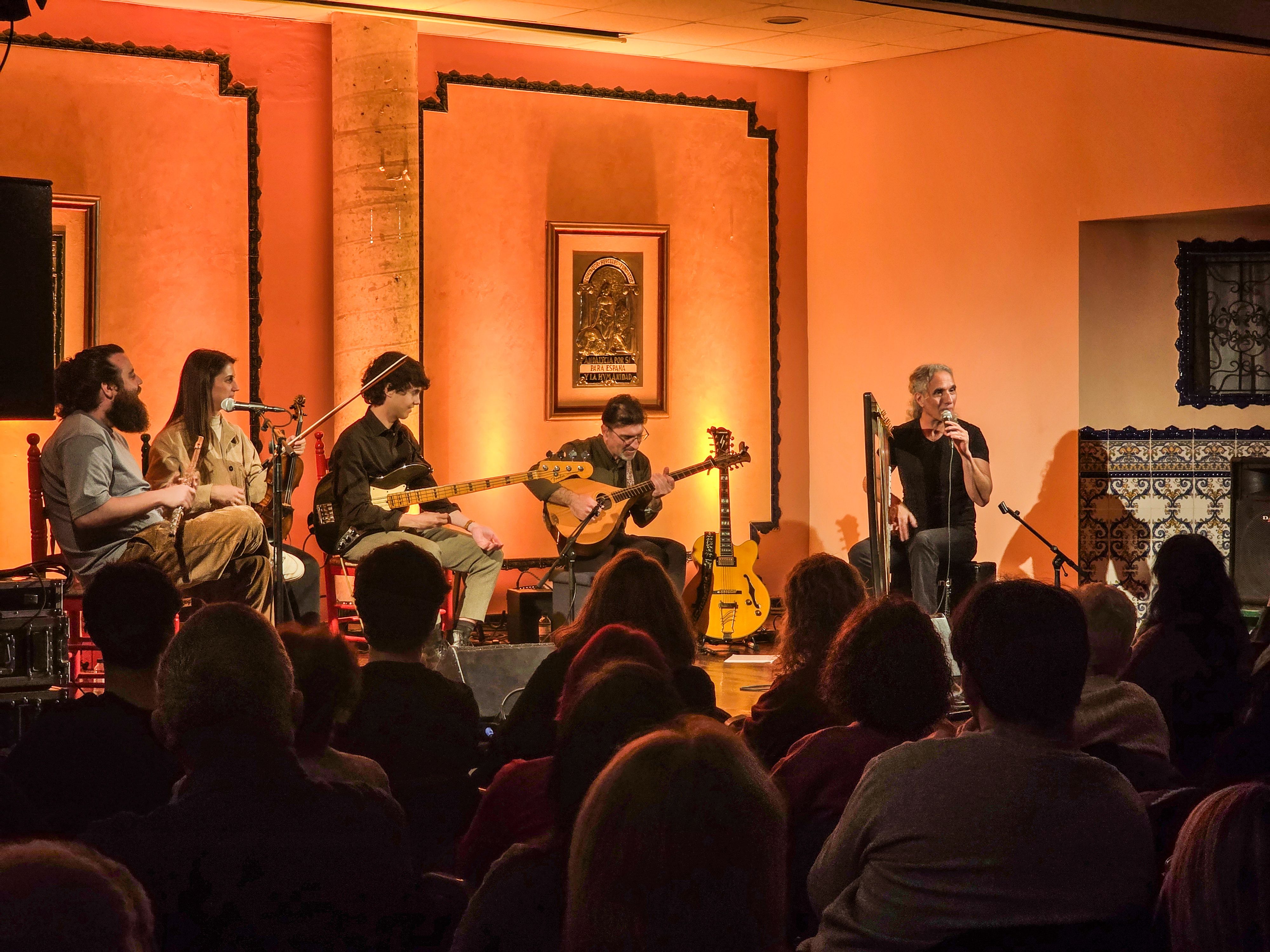 Actuació de Josep Maria Ribelles amb Cèrcol a la Casa de Andalucía. FOTO: Marc Mata 