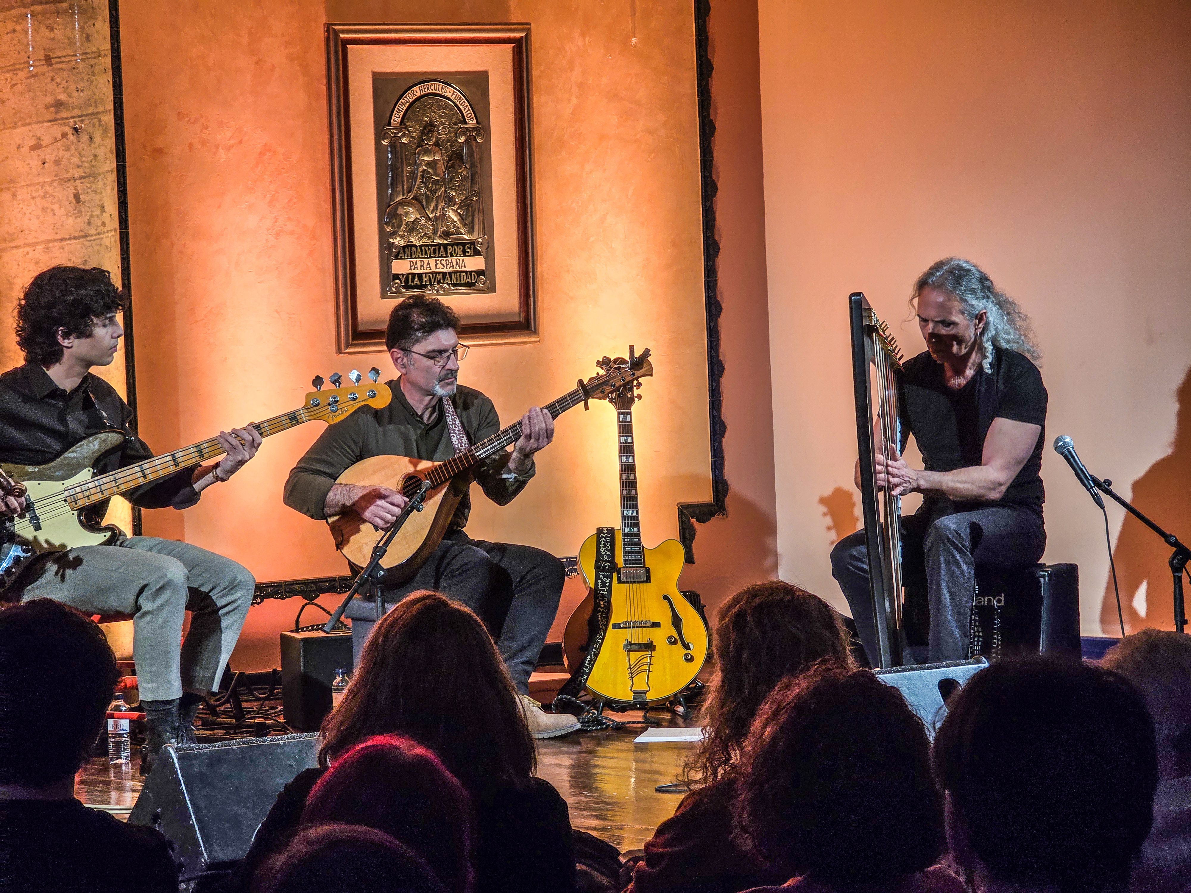 Actuació de Josep Maria Ribelles amb Cèrcol a la Casa de Andalucía. FOTO: Marc Mata 