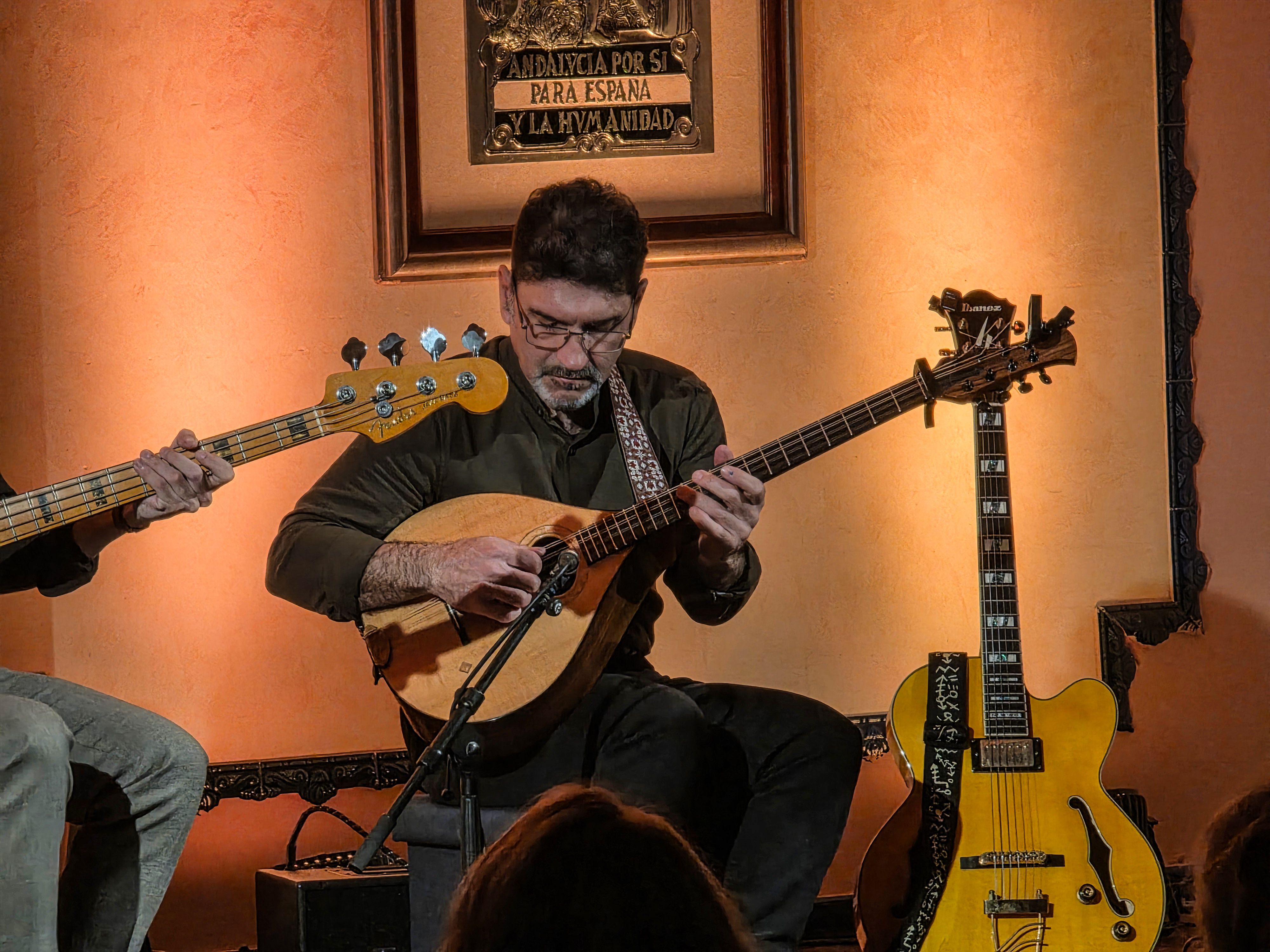 Actuació de Josep Maria Ribelles amb Cèrcol a la Casa de Andalucía. FOTO: Marc Mata 