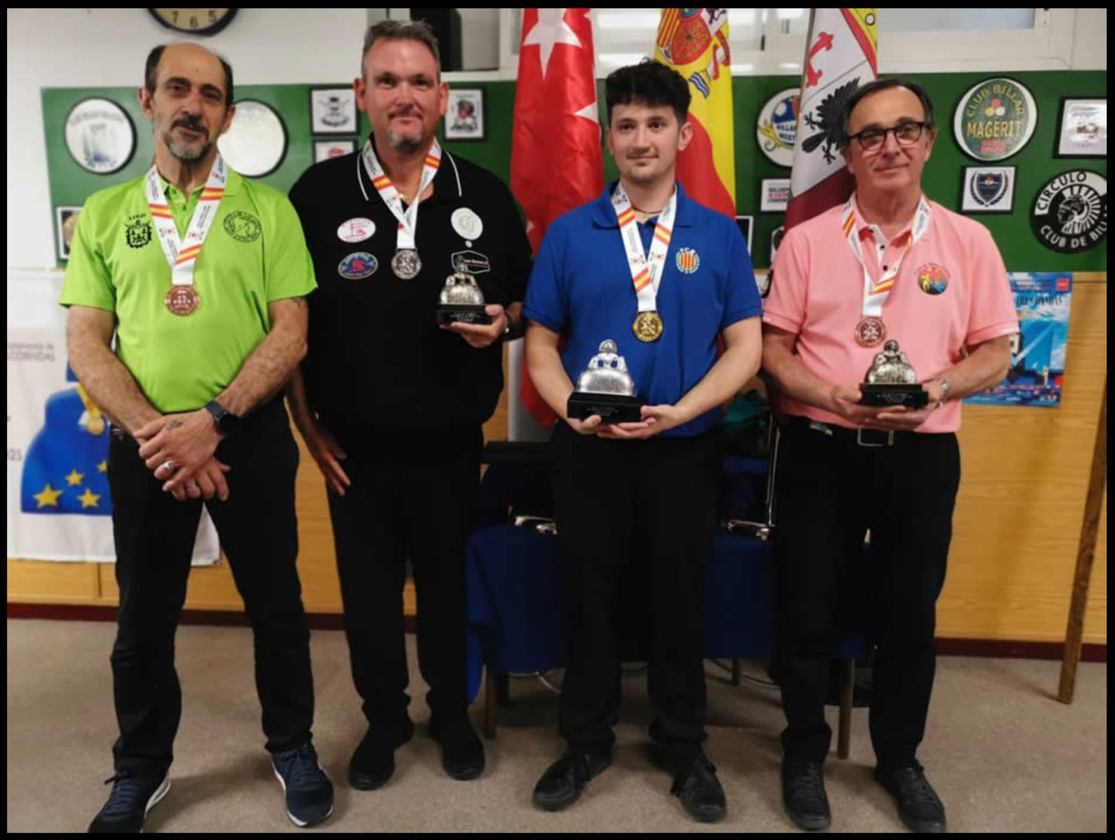 Joel Sànchez, de blau, al campionat de billar 5 quilles