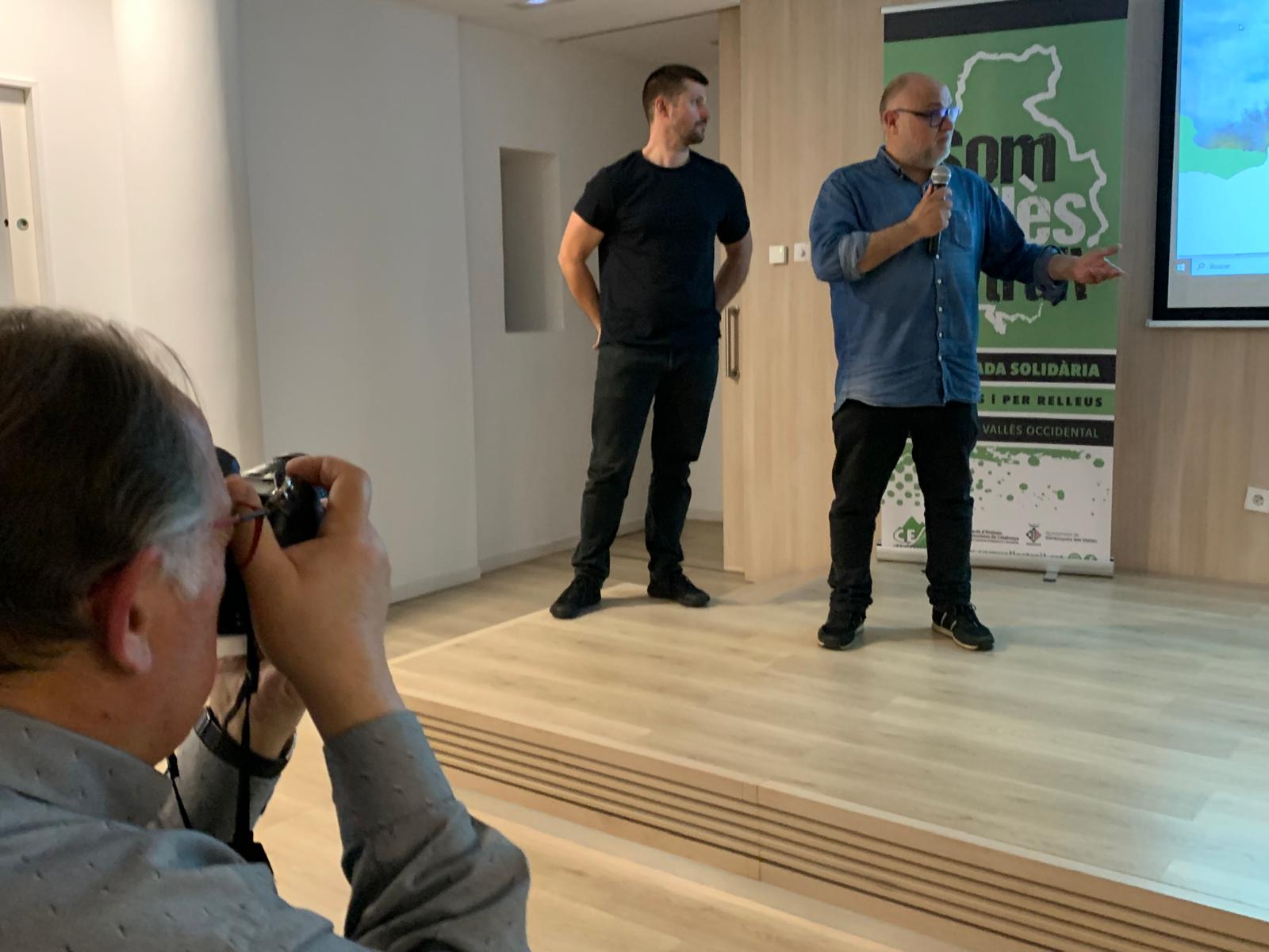 El president del CEM Enric de l'Amo i el regidor d'Esports, Oscar Pons, en la cloenda de la Som Vallès Trail, ahir, 4 de març, a la Biblioteca central. FOTO: Judit Josa.