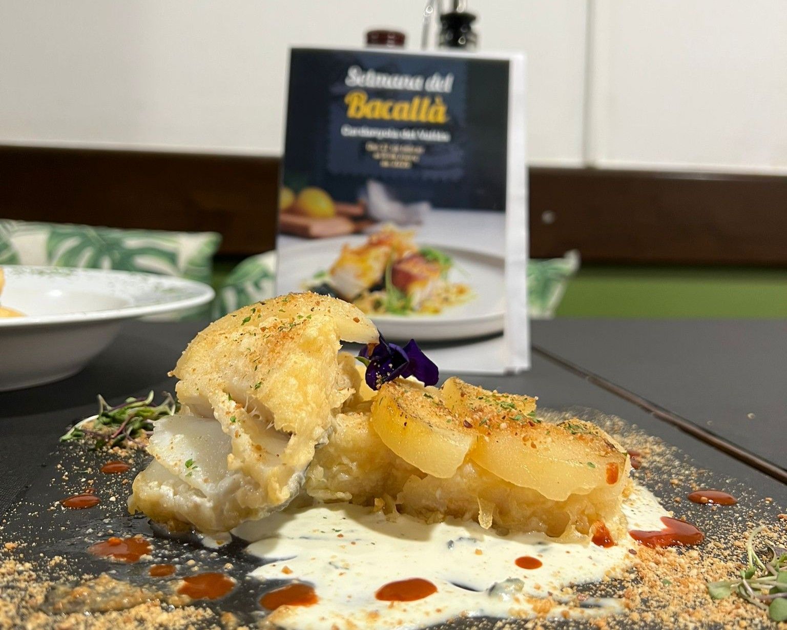 Plat de bacallà amb pera i salsa roquefort disponible a El Racó de la Plaça. Foto: Laia Jubany