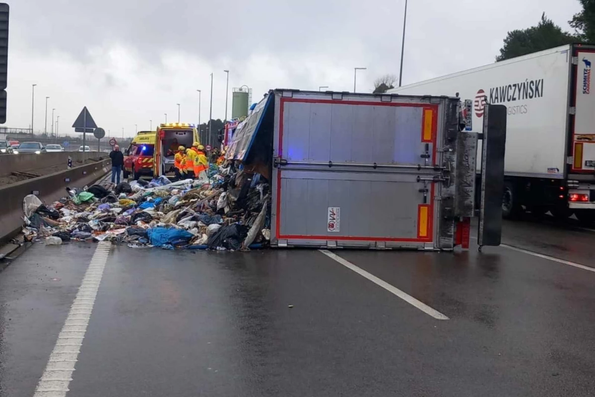 El camió bolcat a l'AP7, aquest dijous, la grua no el va poder retirar fins que no es va retirar les tones de deixalles de la calçada. FOTO: Trànsit